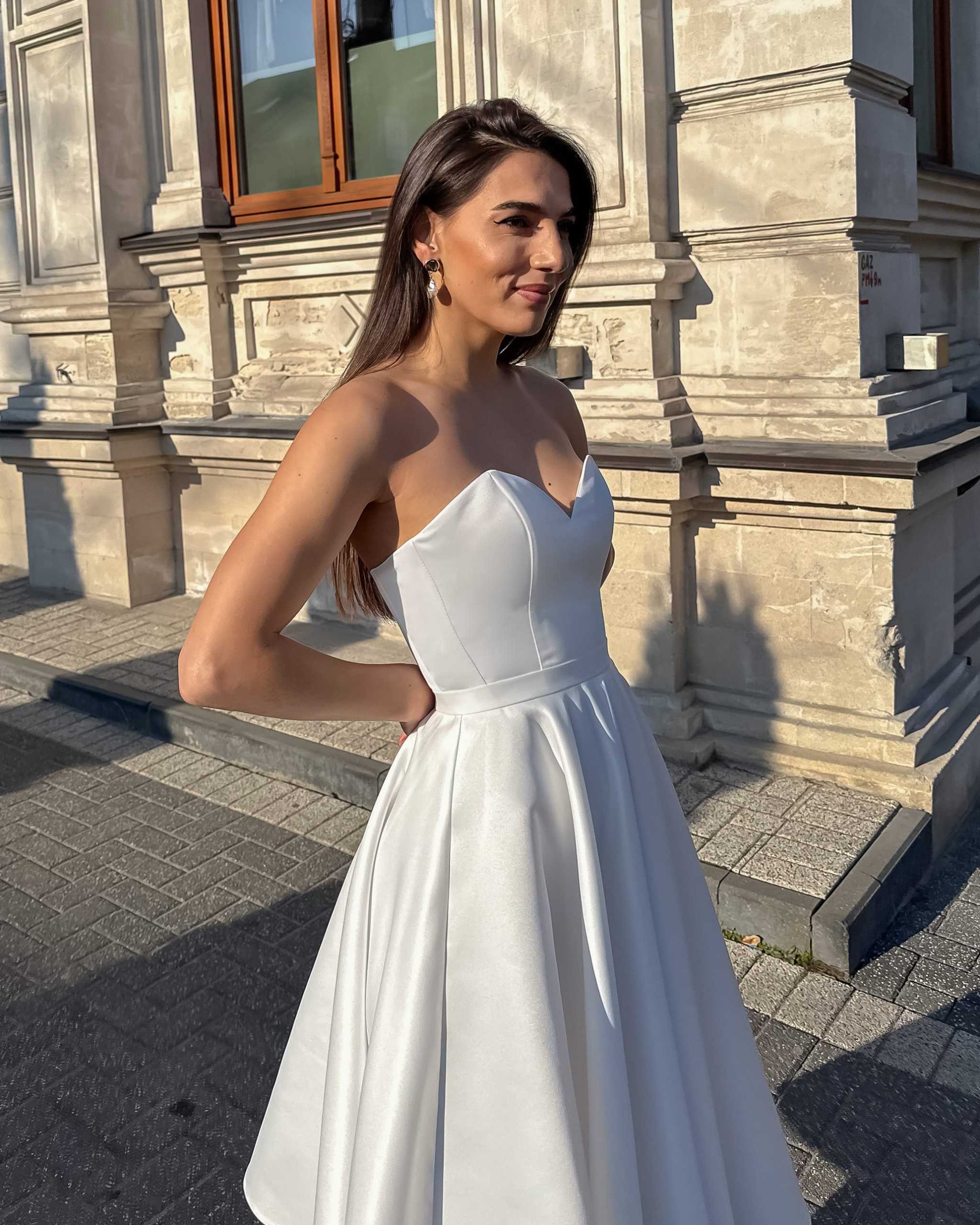 Rochie cununie civila midi albă, cu corset reglabil elegant din satin