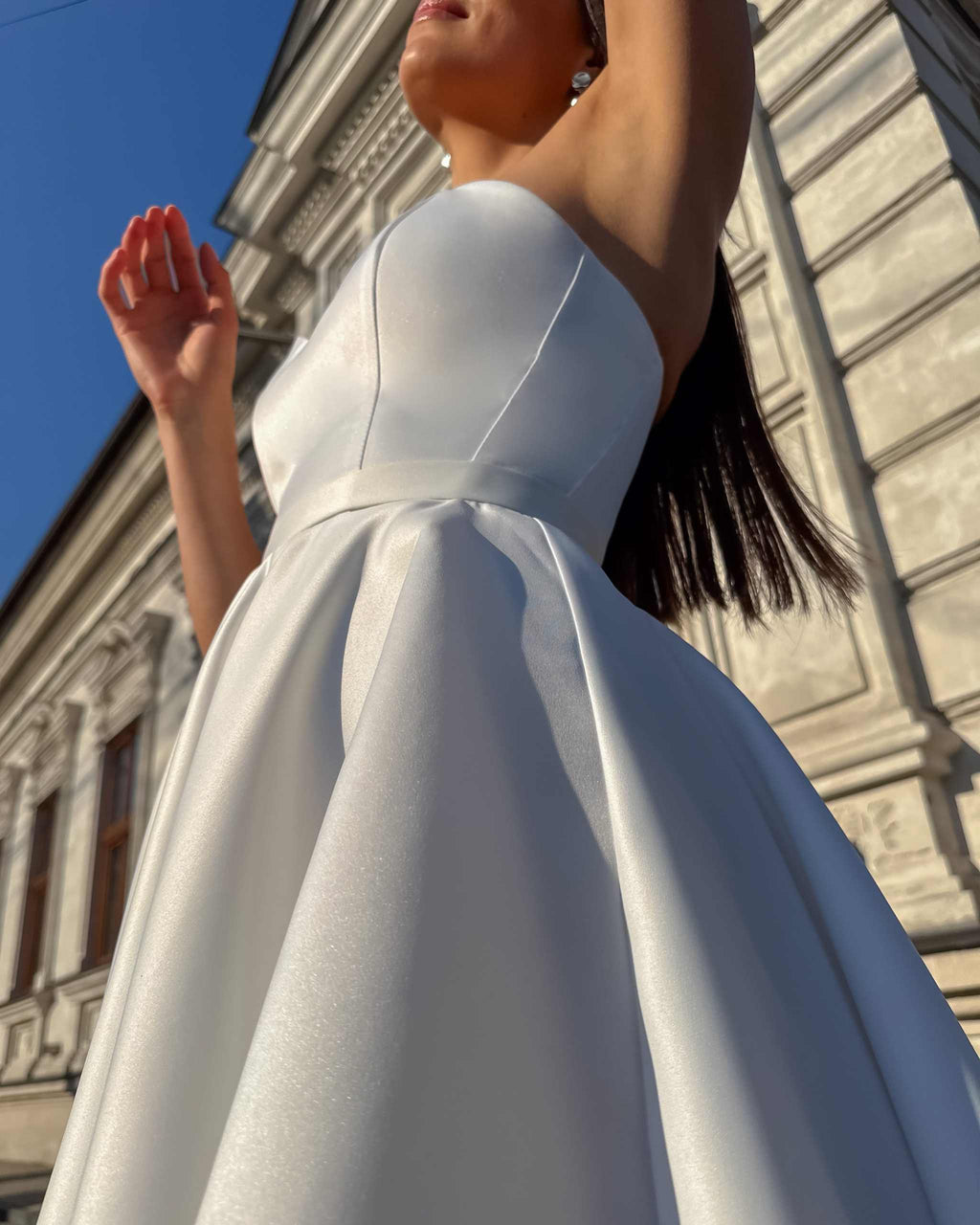 Rochie cununie civila midi albă, cu corset reglabil elegant din satin