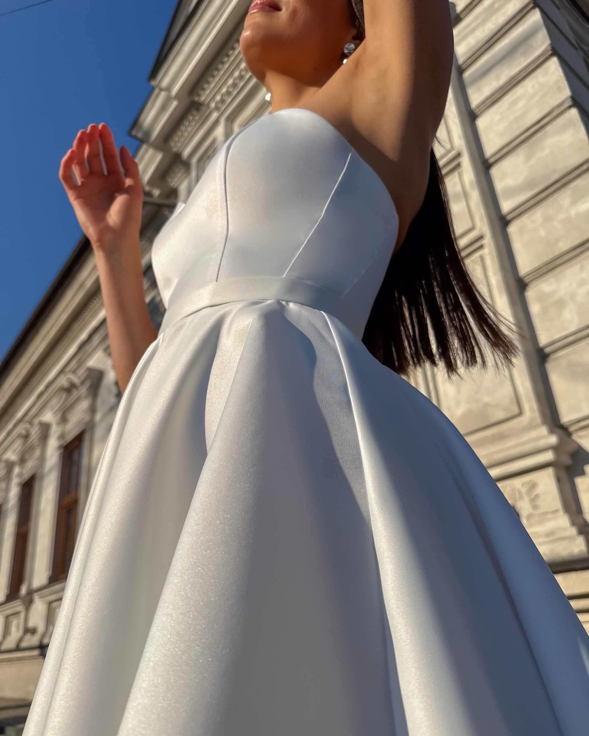 Rochie cununie civila midi albă, cu corset reglabil elegant din satin