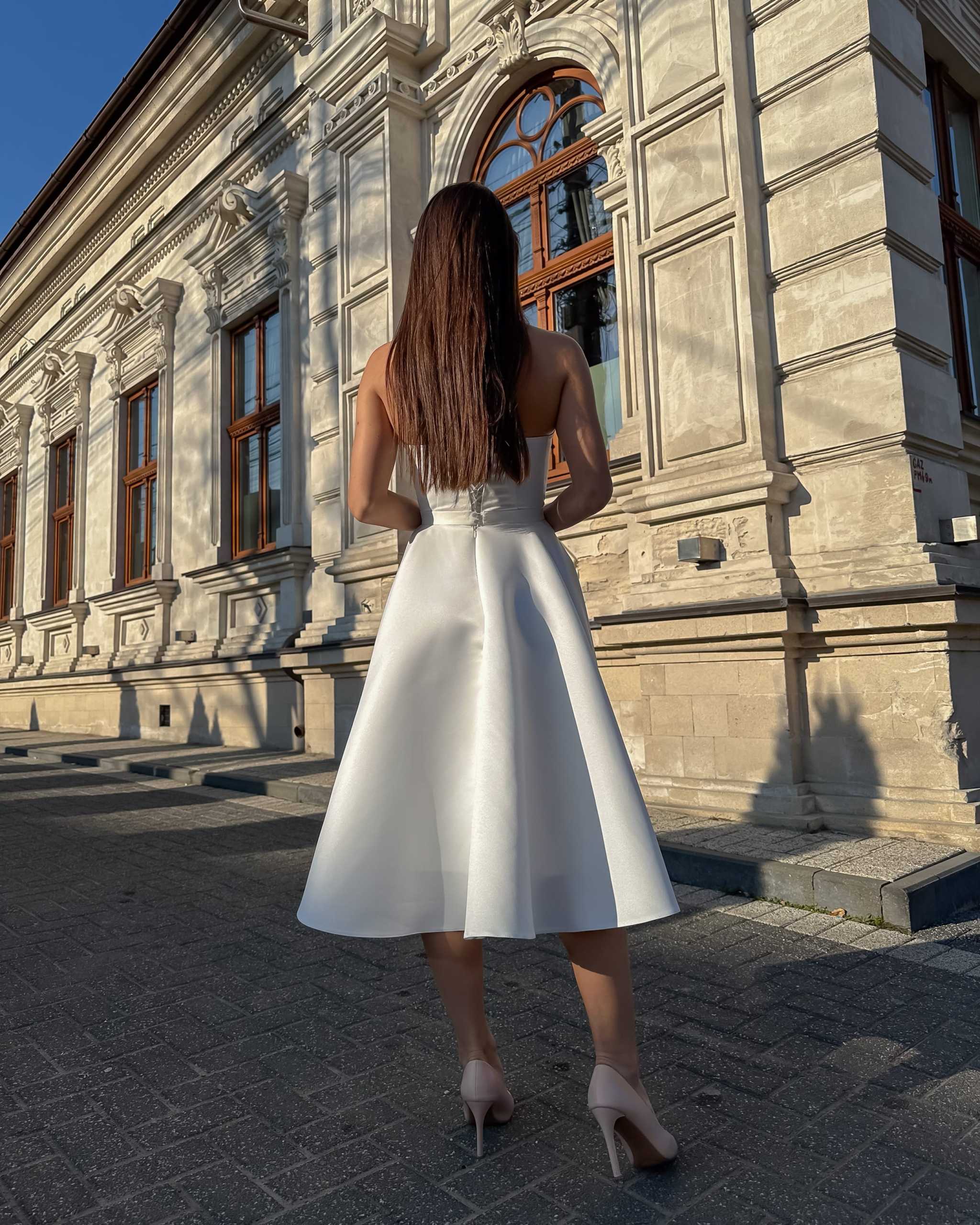 Rochie cununie civila midi albă, cu corset reglabil elegant din satin