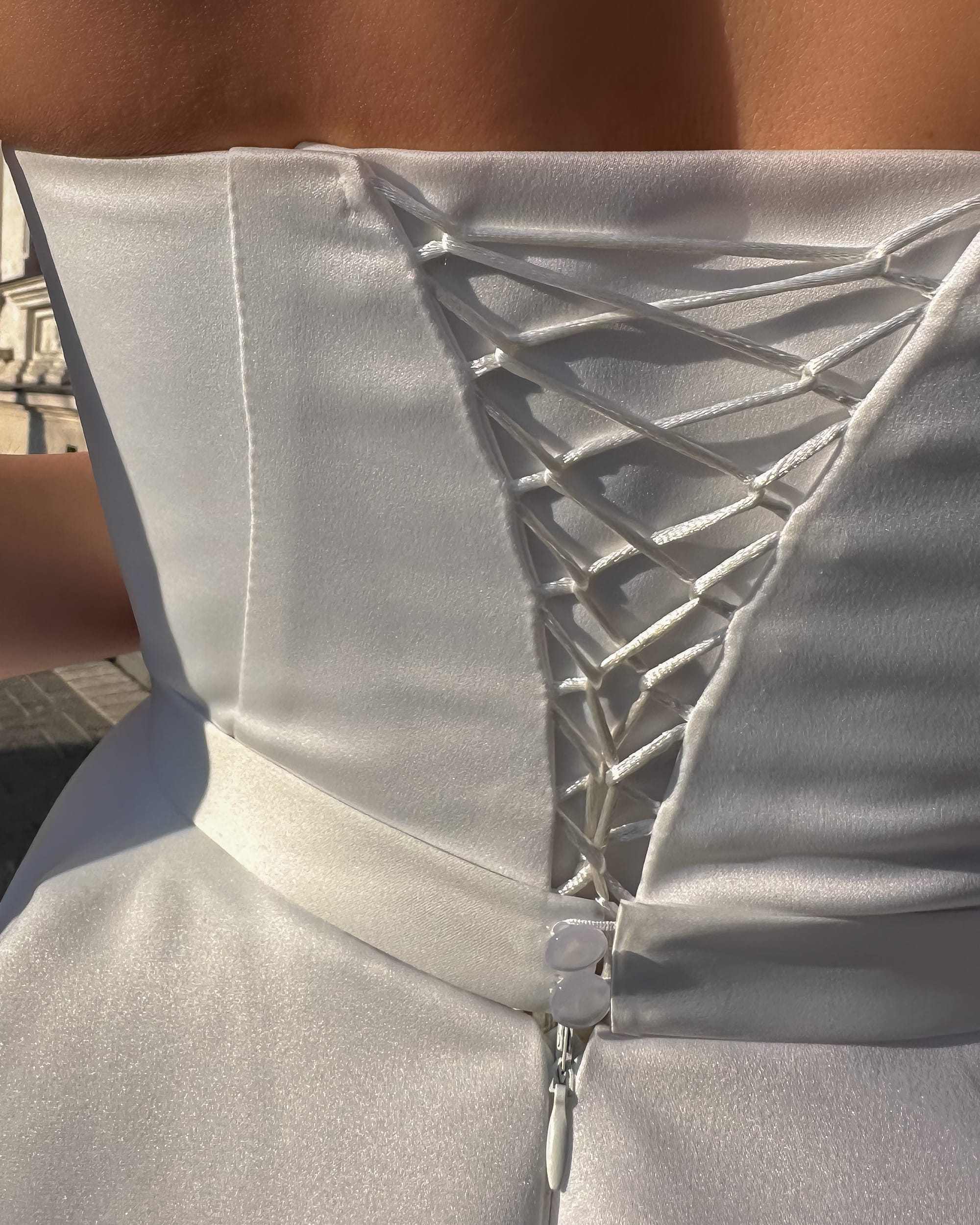Rochie cununie civila midi albă, cu corset reglabil elegant din satin