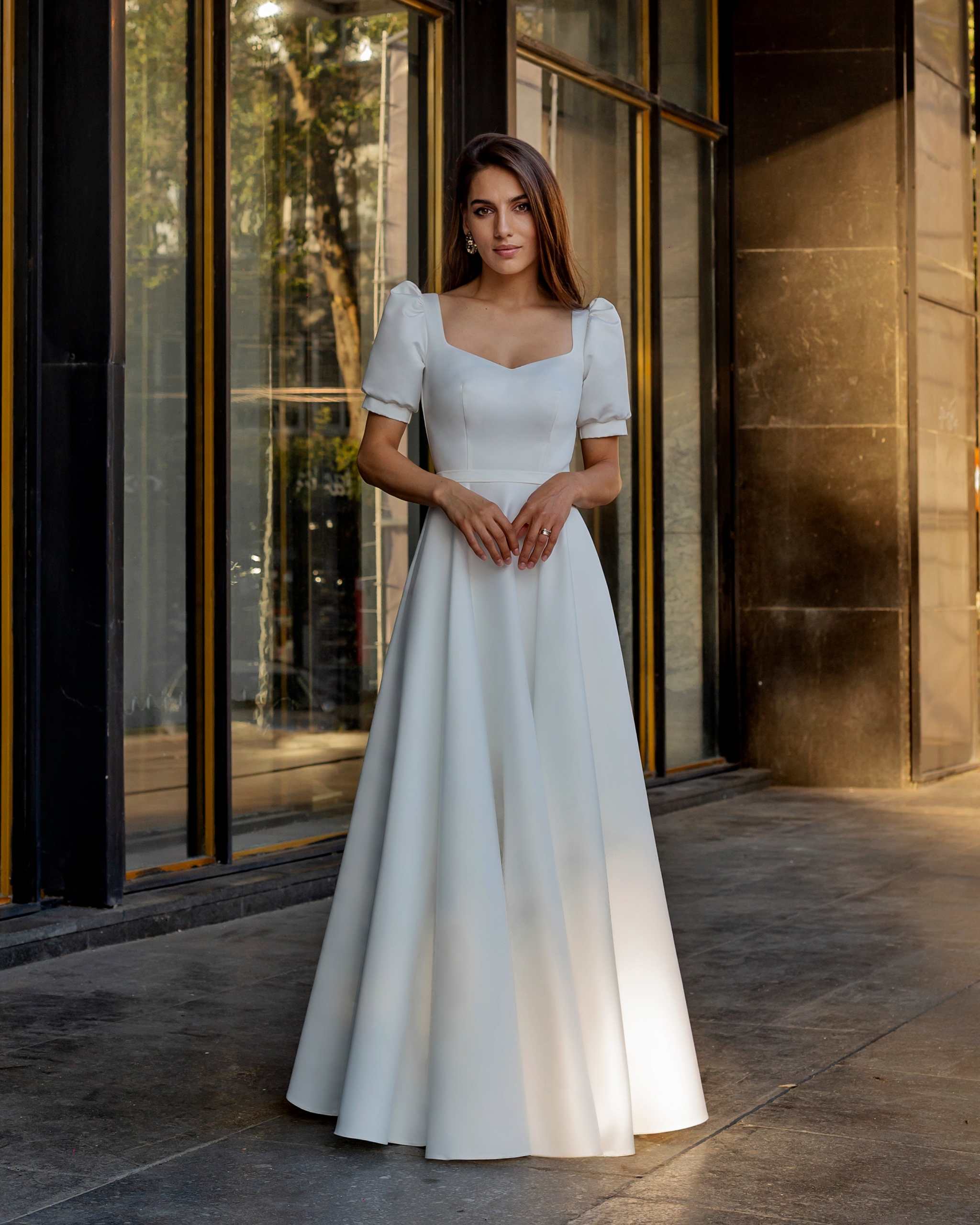 Rochie de mireasa albă din satin, mâneci scurte, elegantă si rafinată