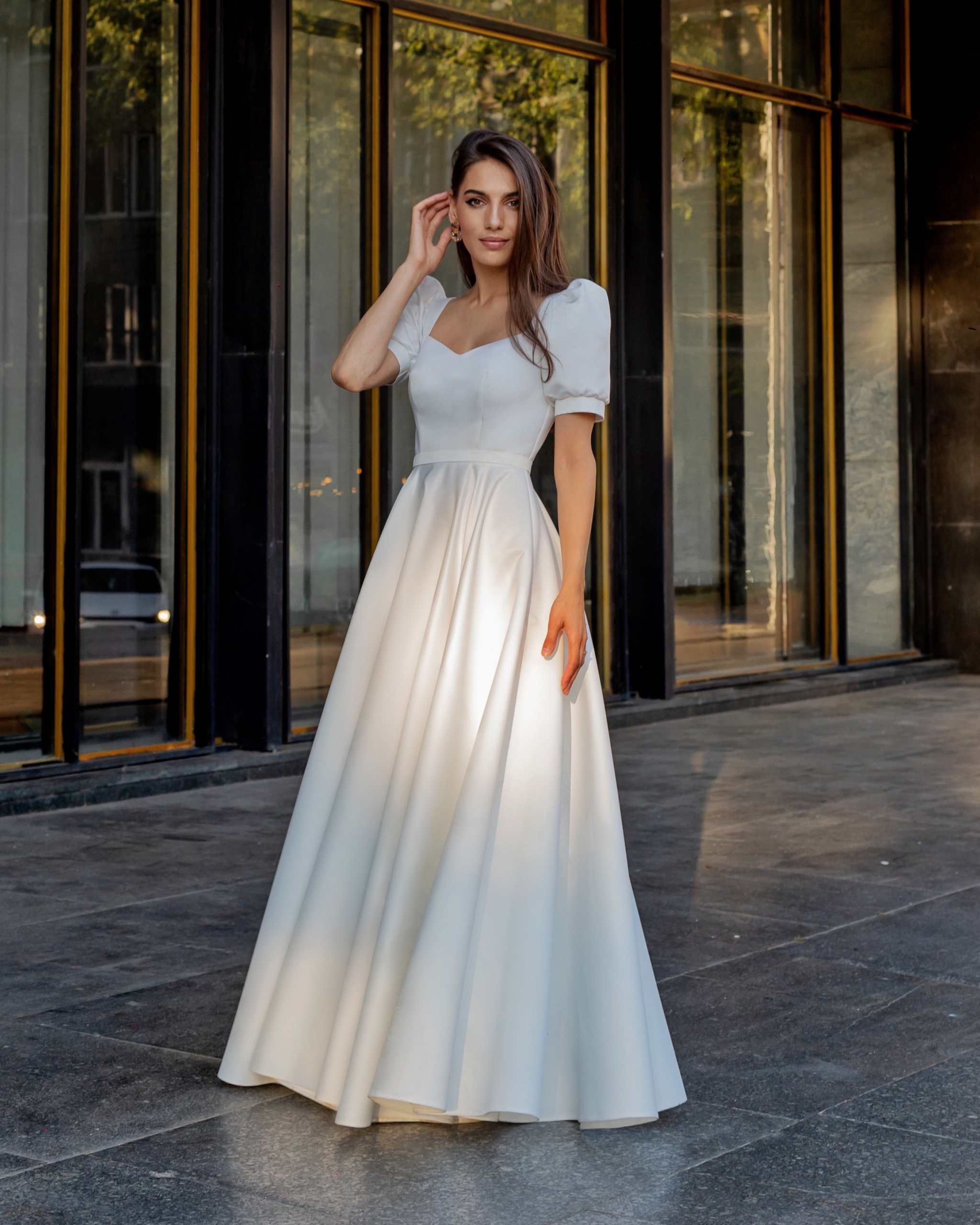 Rochie de mireasa albă din satin, mâneci scurte, elegantă si rafinată
