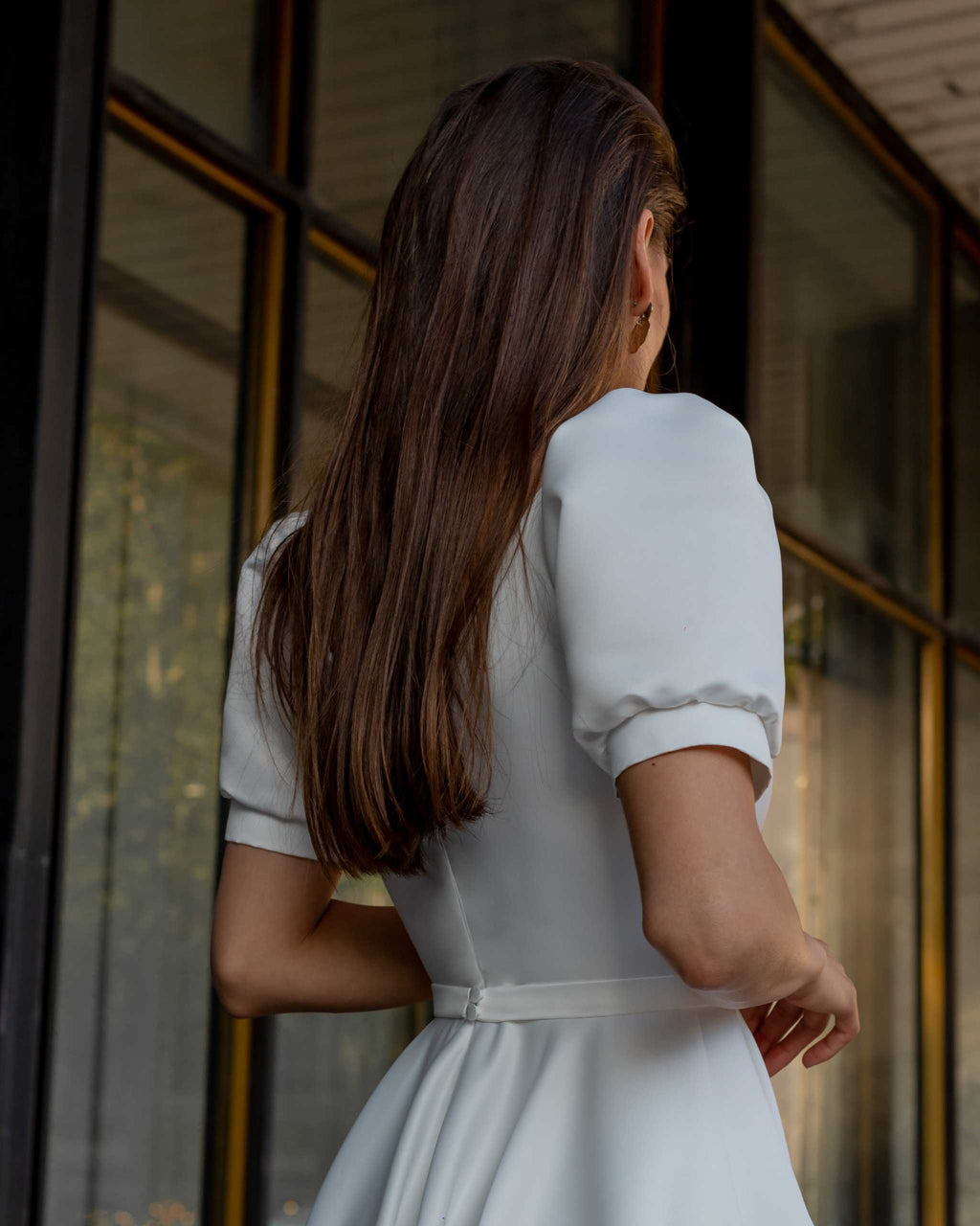 Rochie de mireasa albă din satin, mâneci scurte, elegantă si rafinată