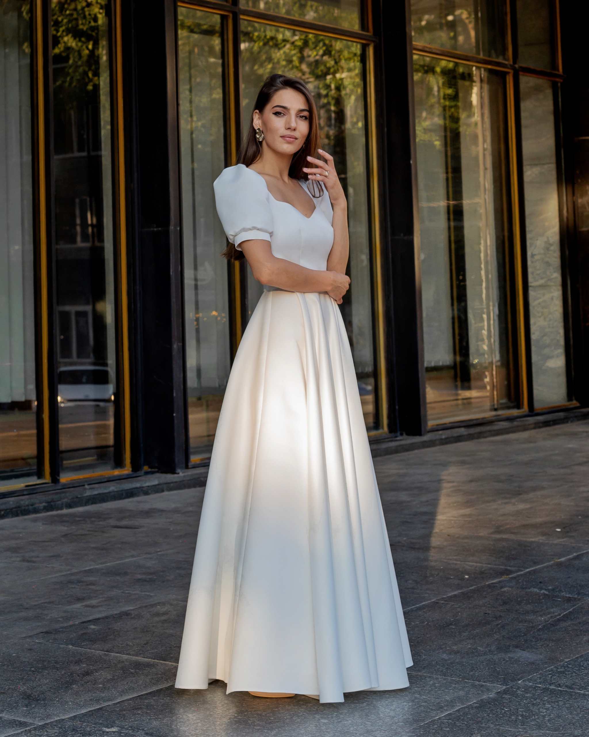 Rochie de mireasa albă din satin, mâneci scurte, elegantă si rafinată