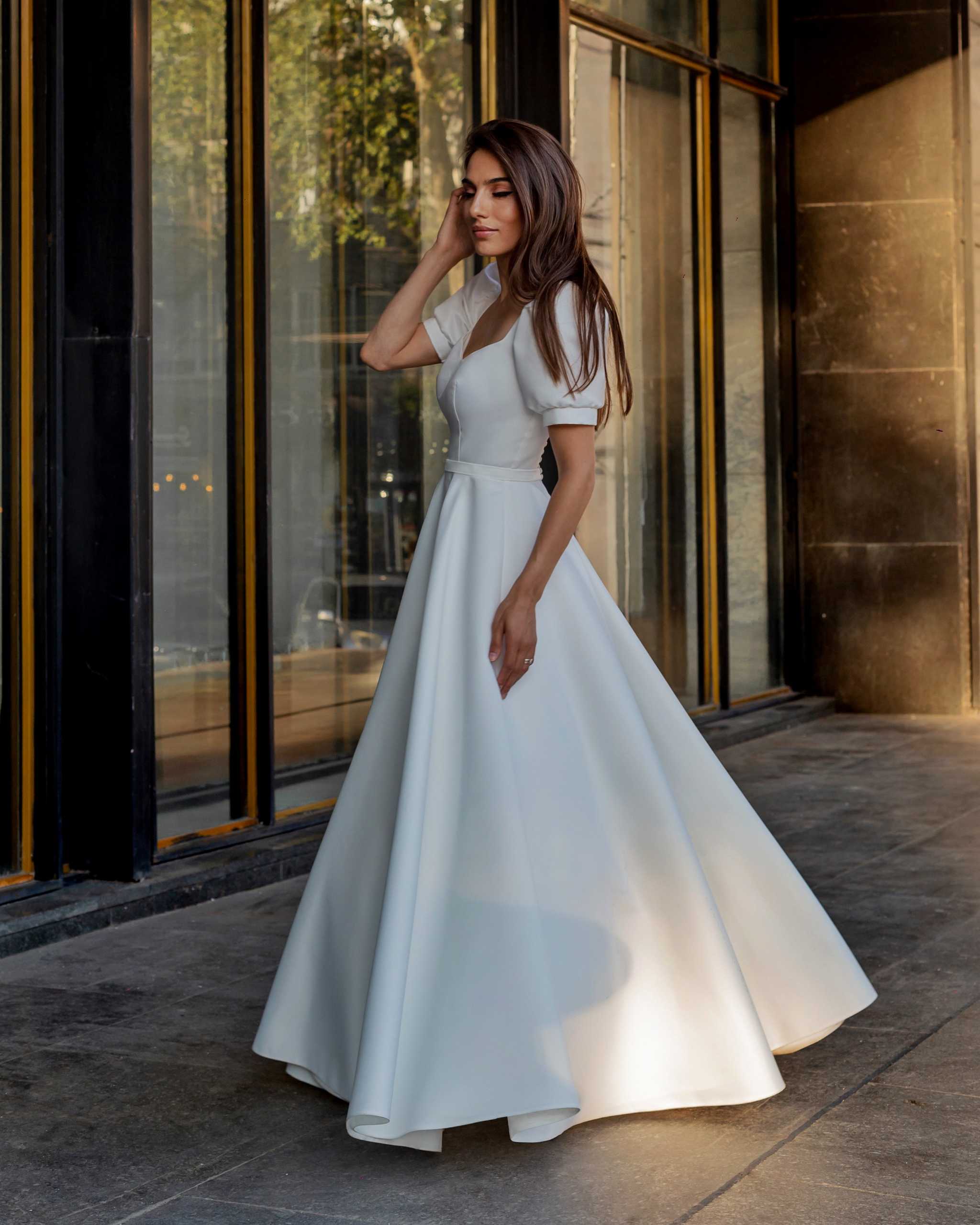 Rochie de mireasa albă din satin, mâneci scurte, elegantă si rafinată