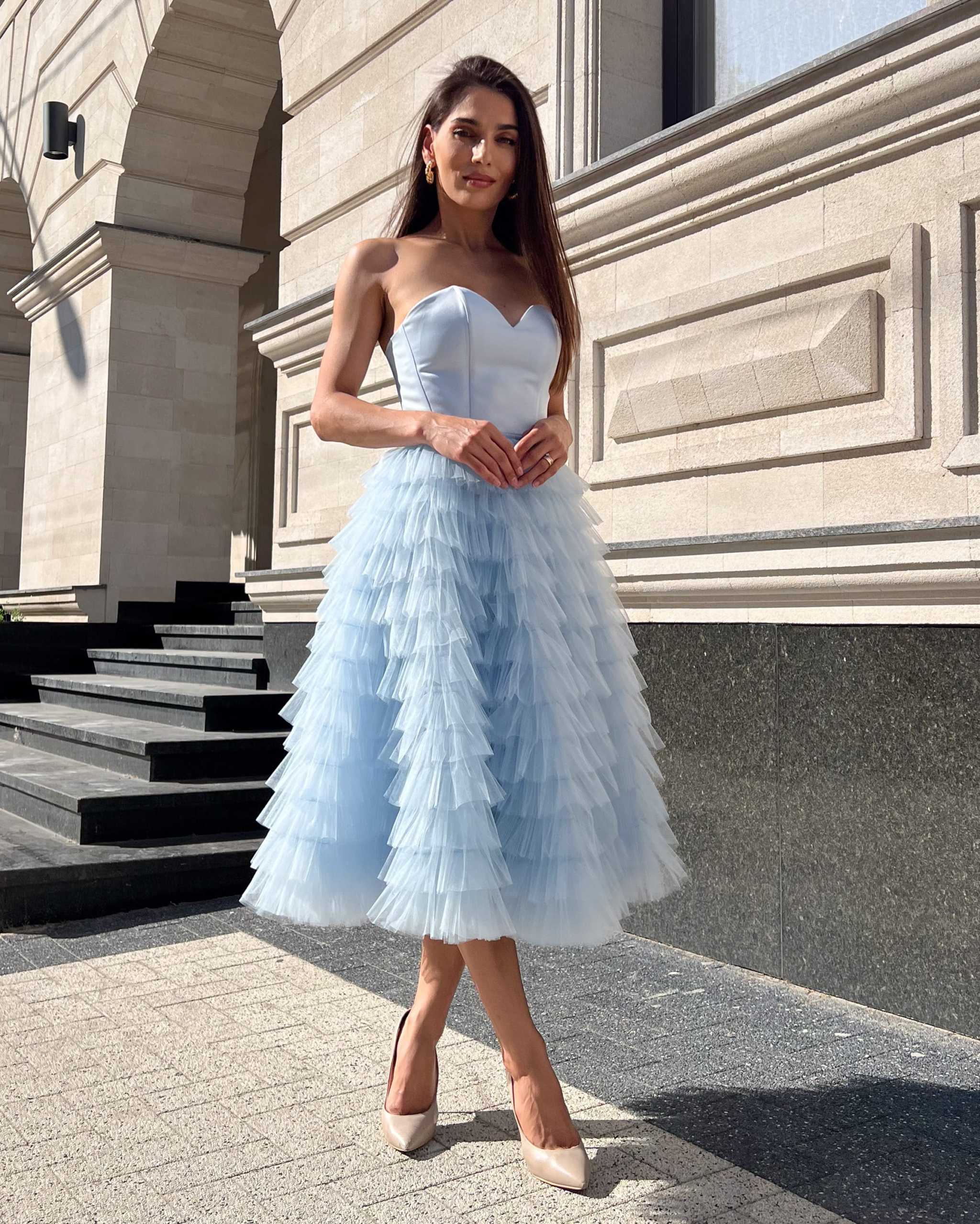 Rochie banchet albastra midi cu corset si volane din tull