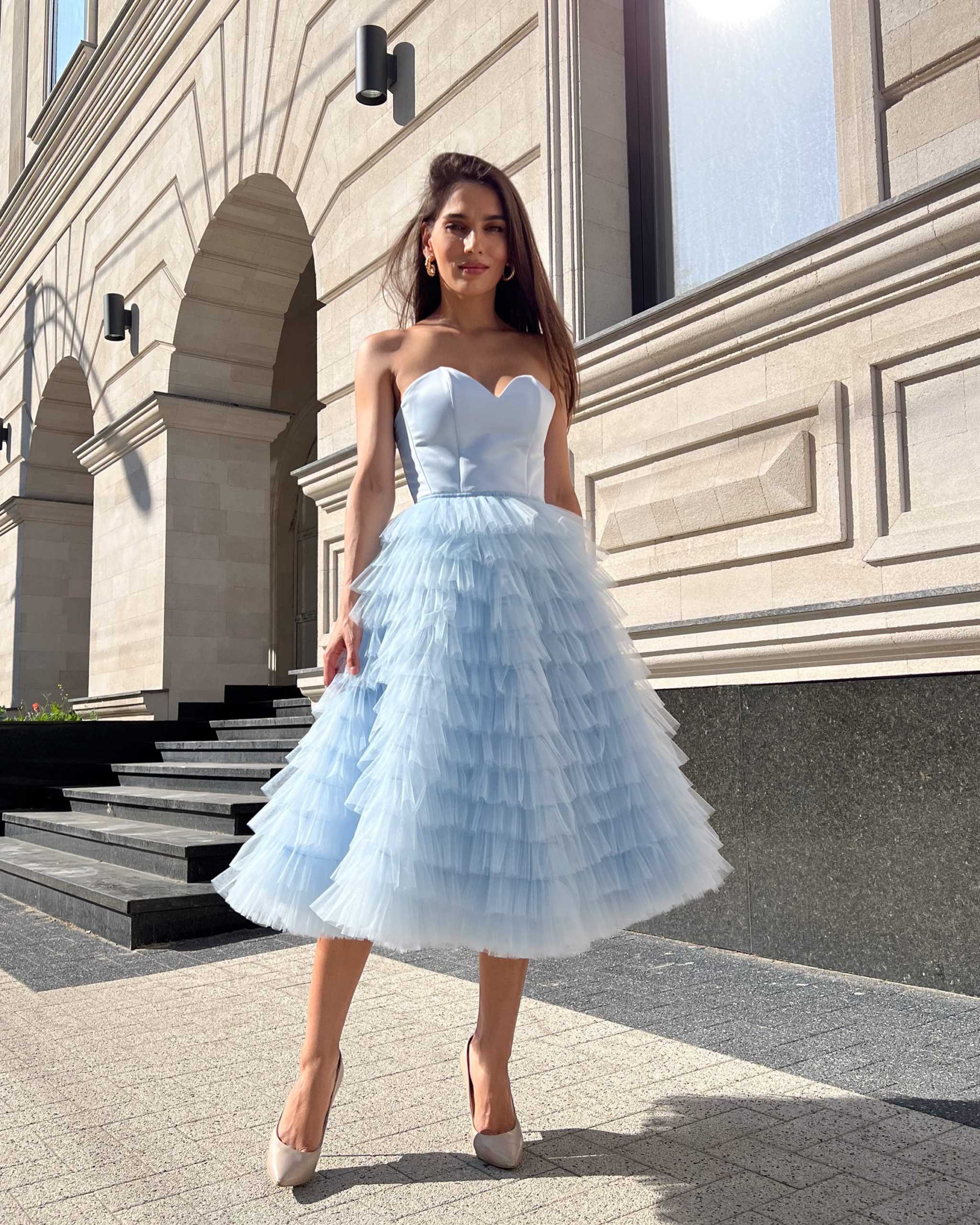 Rochie banchet albastra midi cu corset si volane din tull