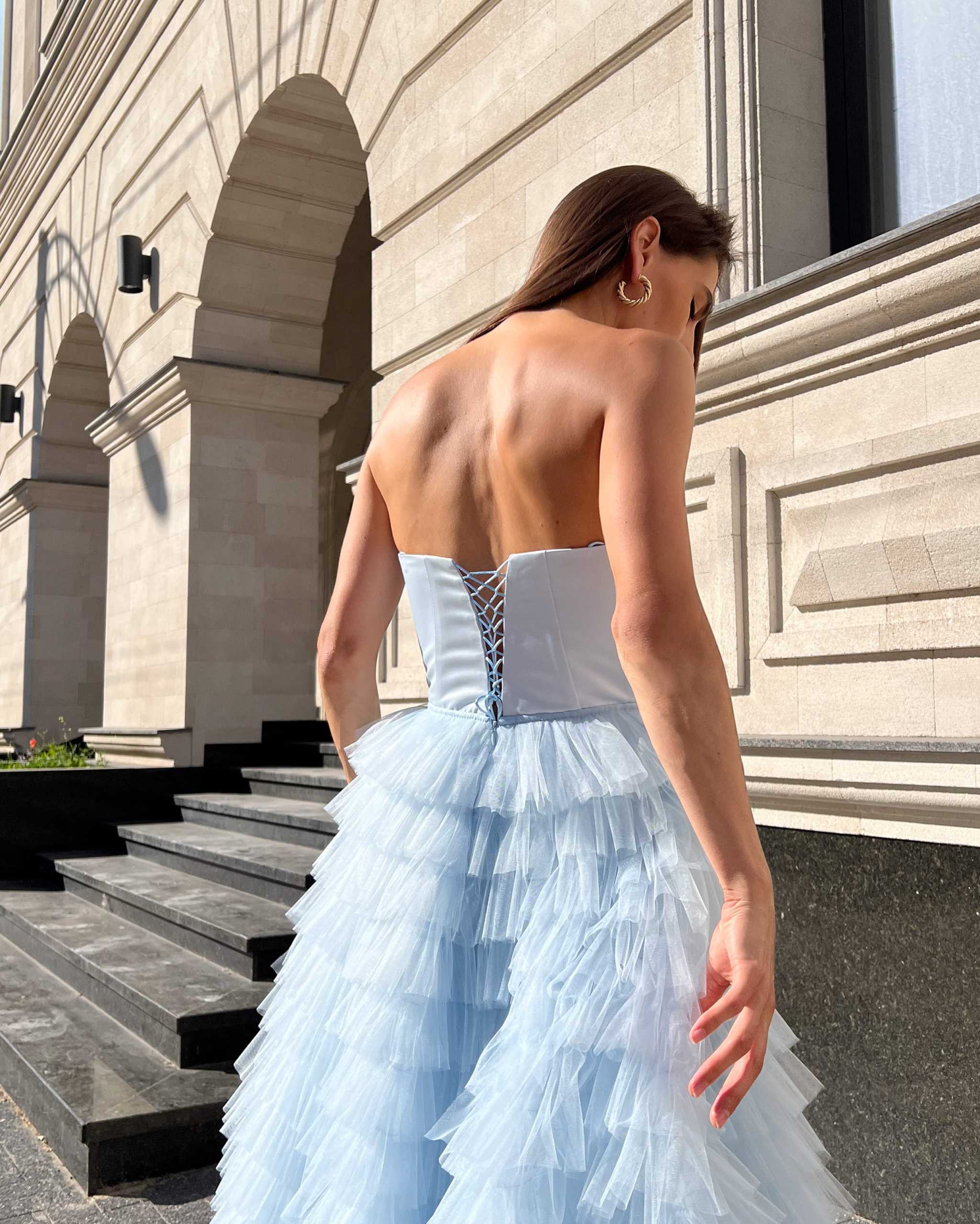 Rochie banchet albastra midi cu corset si volane din tull