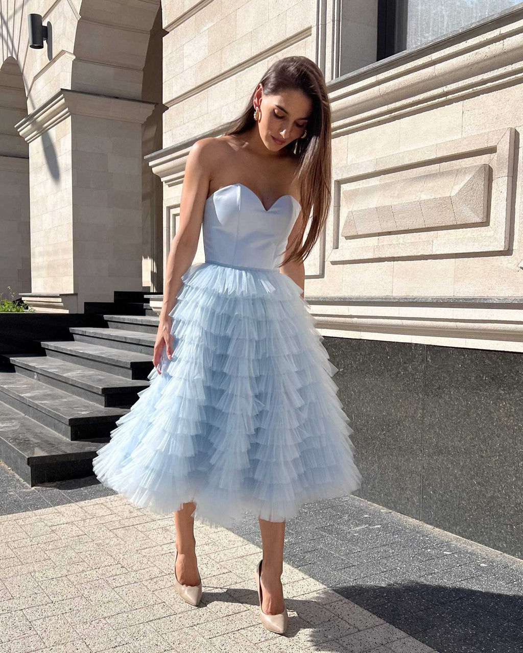 Rochie banchet albastra midi cu corset si volane din tull