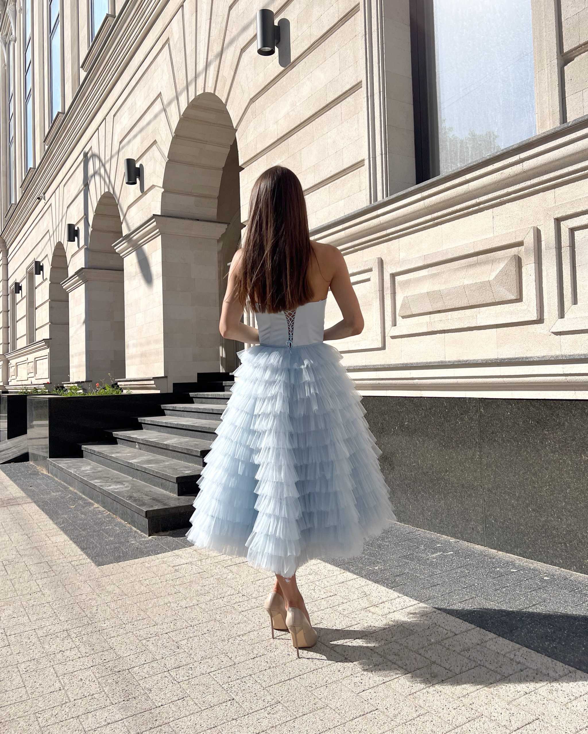Rochie banchet albastra midi cu corset si volane din tull