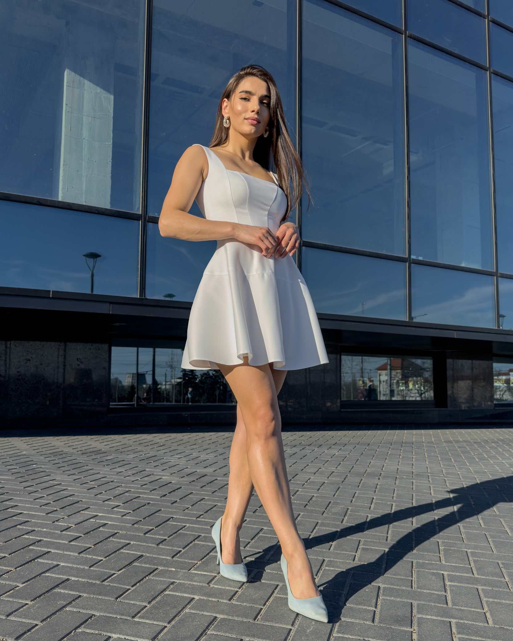 Rochie alba eleganta scurta fara maneci pentru evenimente speciale