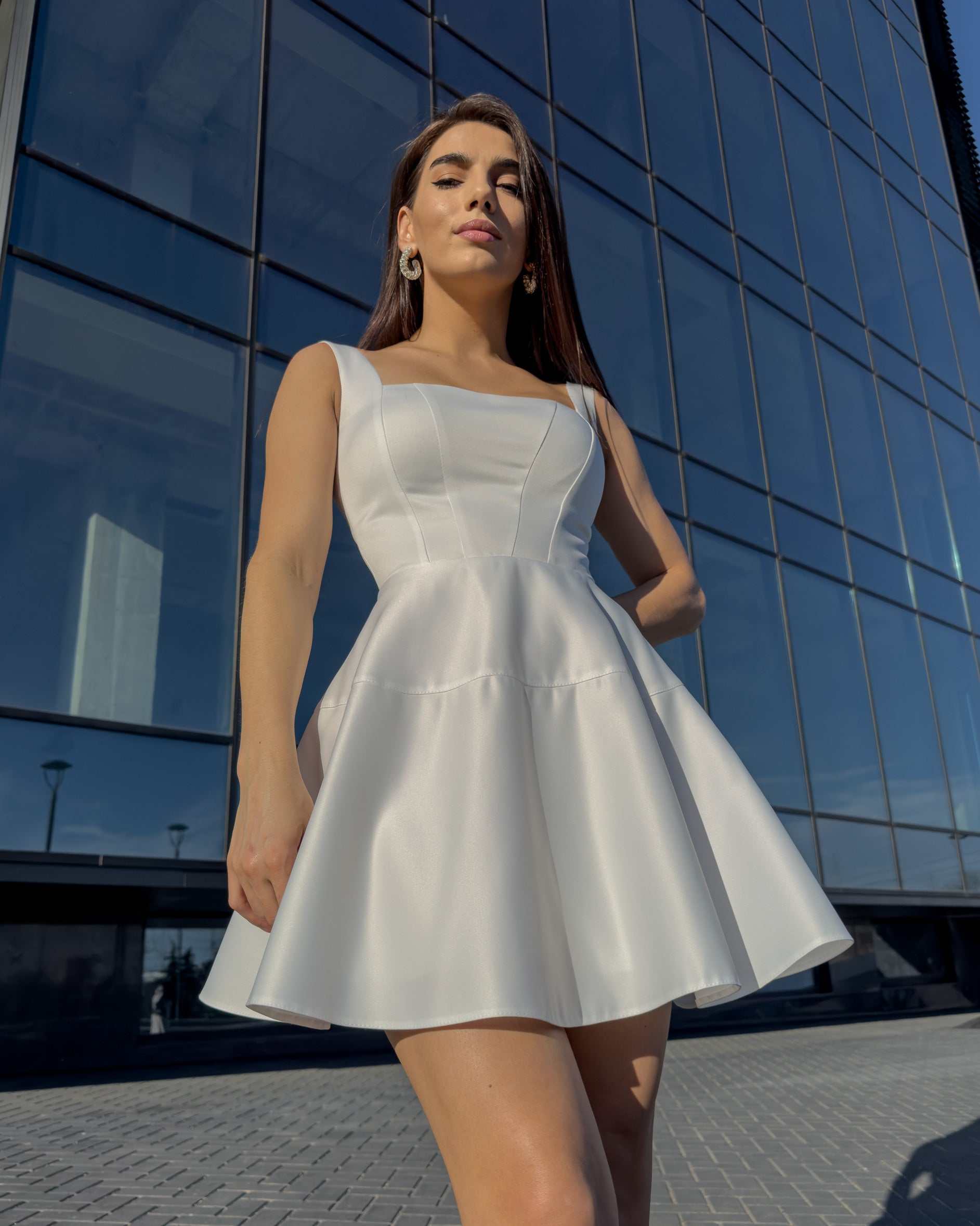 Rochie alba eleganta scurta fara maneci pentru evenimente speciale