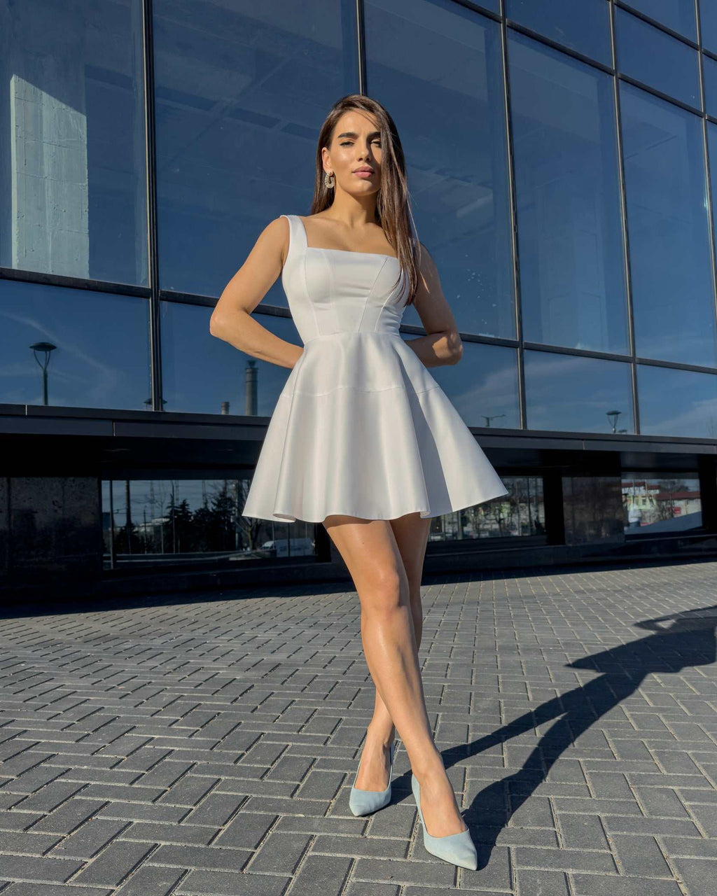 Rochie alba eleganta scurta fara maneci pentru evenimente speciale