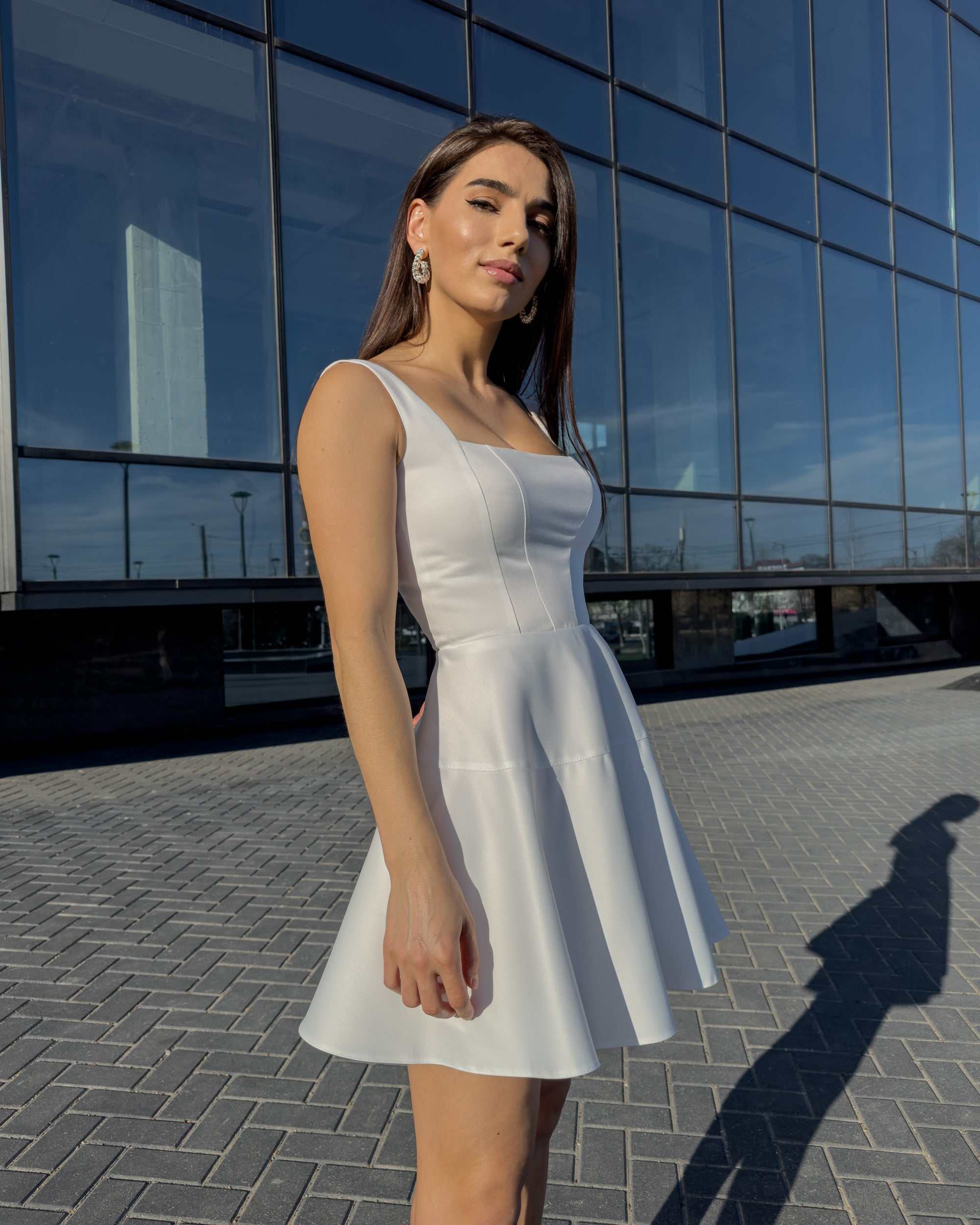 Rochie alba eleganta scurta fara maneci pentru evenimente speciale