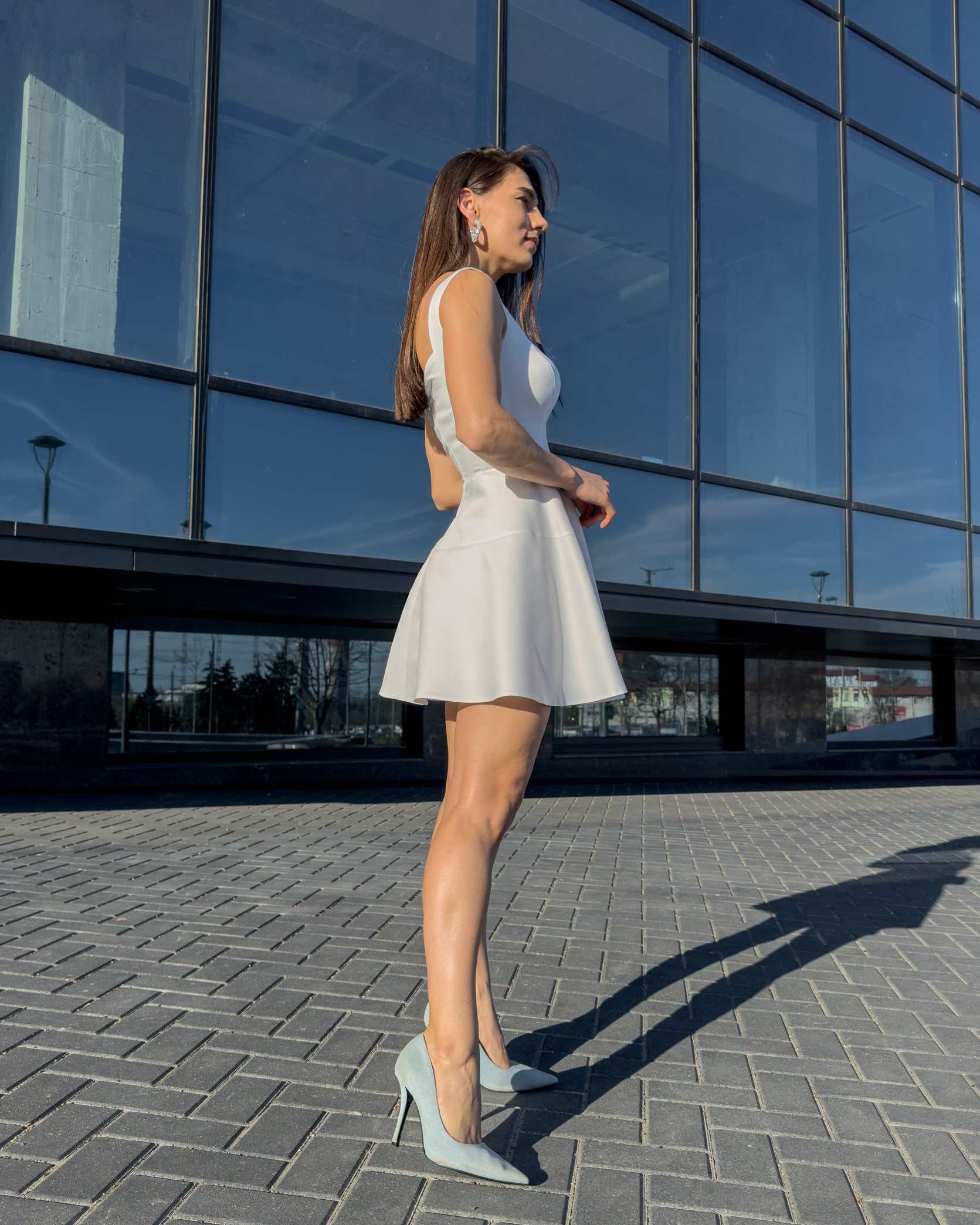 Rochie alba eleganta scurta fara maneci pentru evenimente speciale