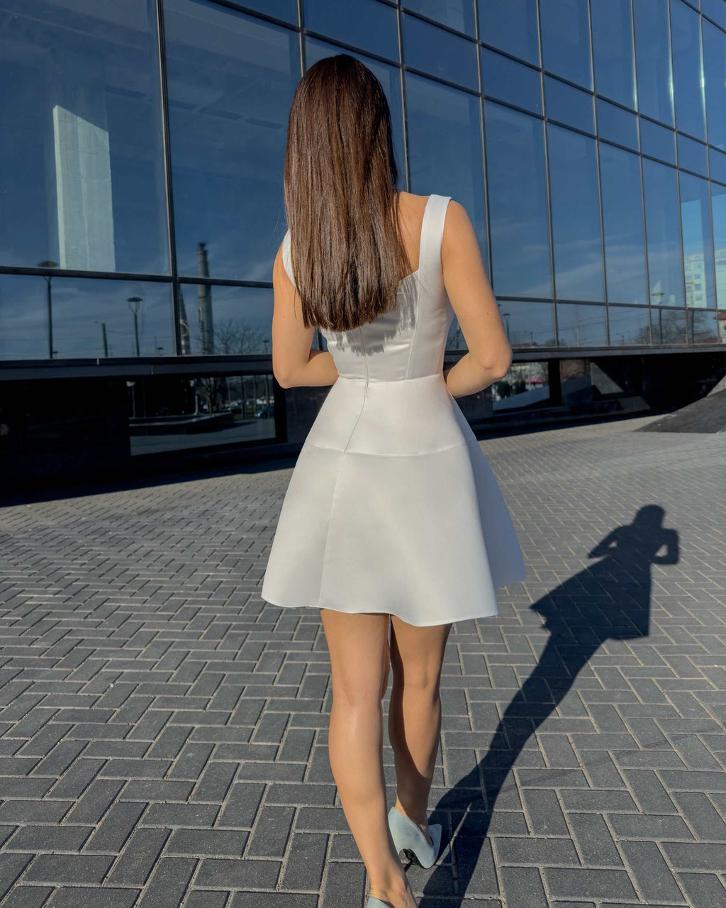 Rochie alba eleganta scurta fara maneci pentru evenimente speciale
