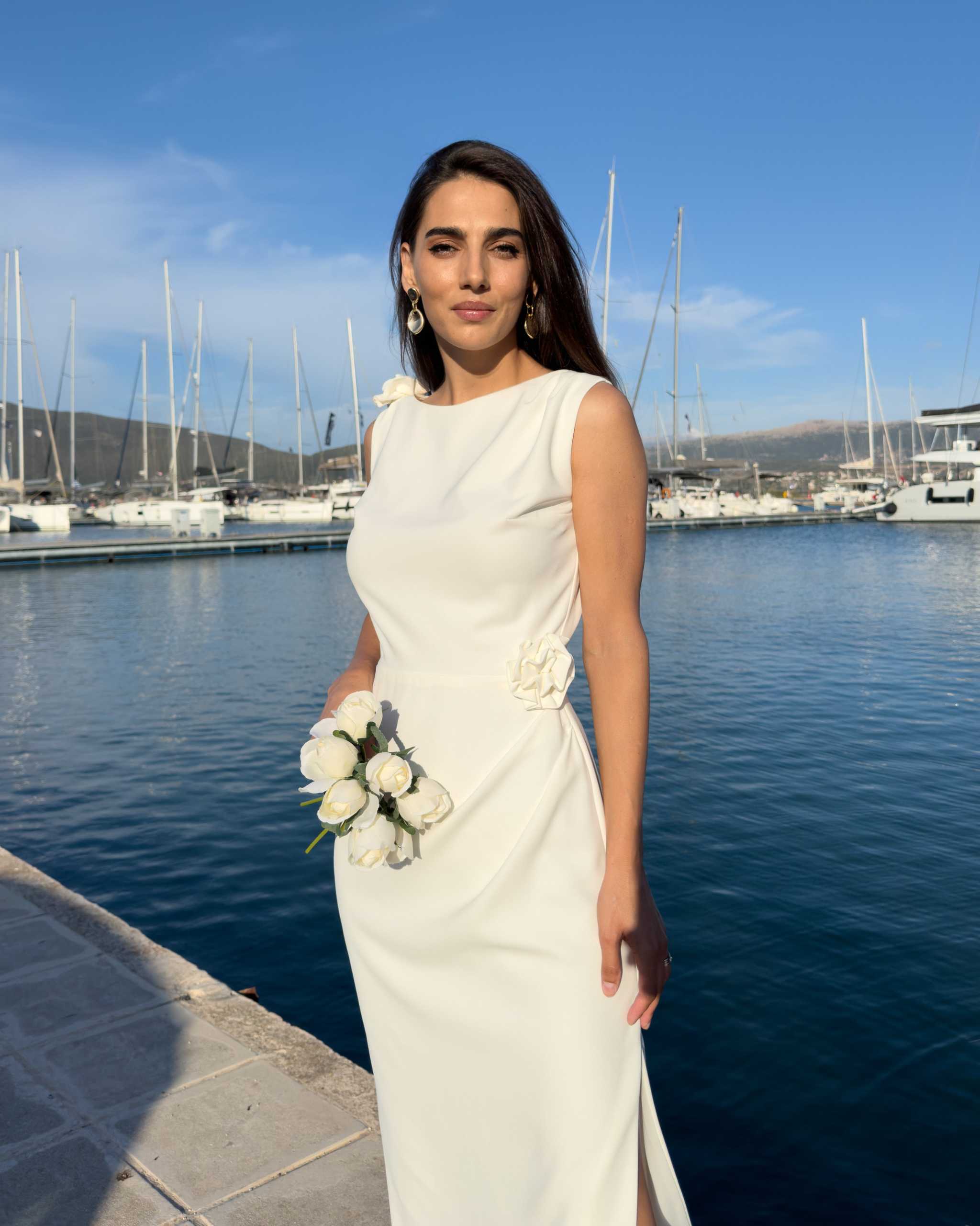 Rochie alba midi fără mâneci siluetă ajustată, design petrecut elegant