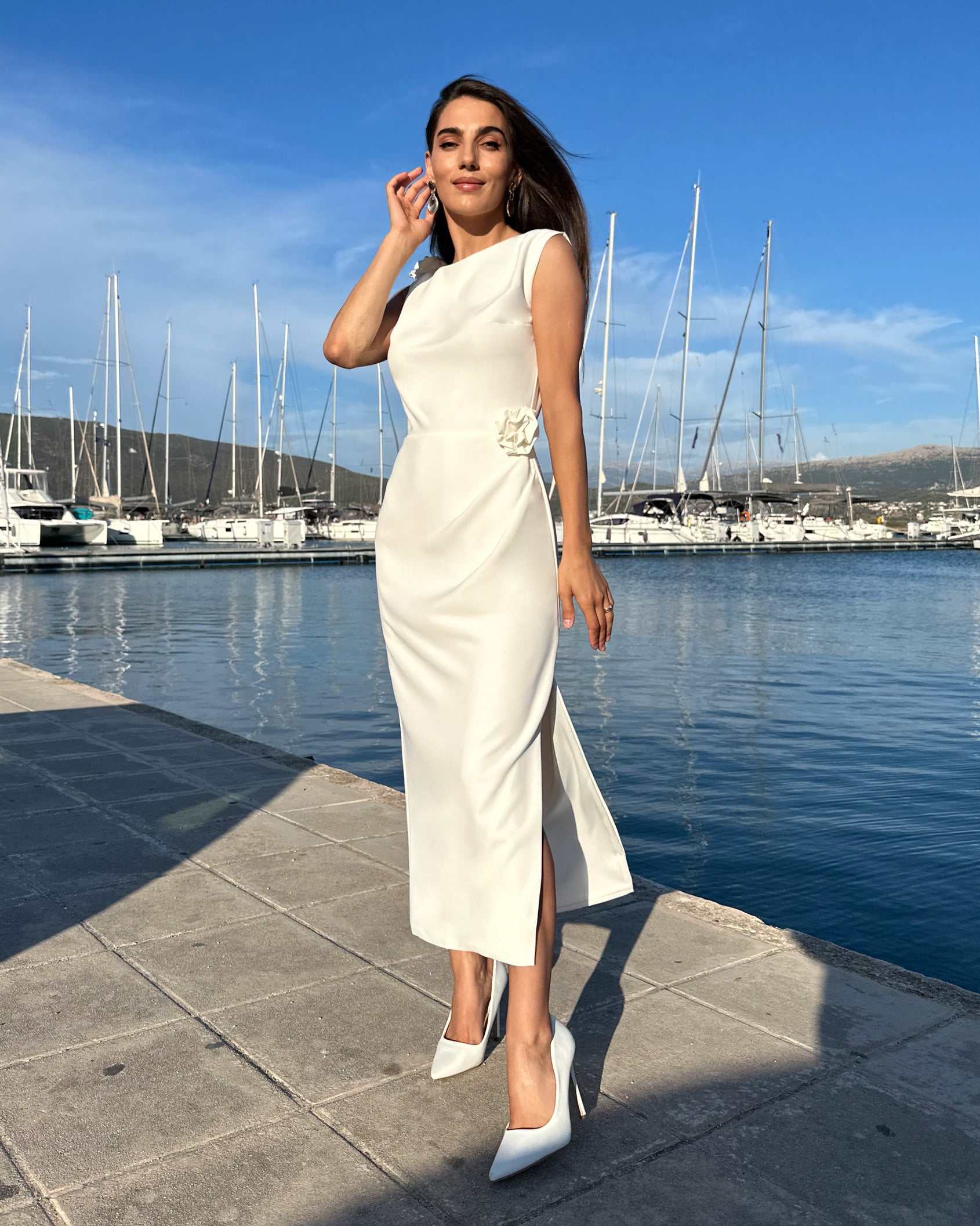 Rochie alba midi fără mâneci siluetă ajustată, design petrecut elegant