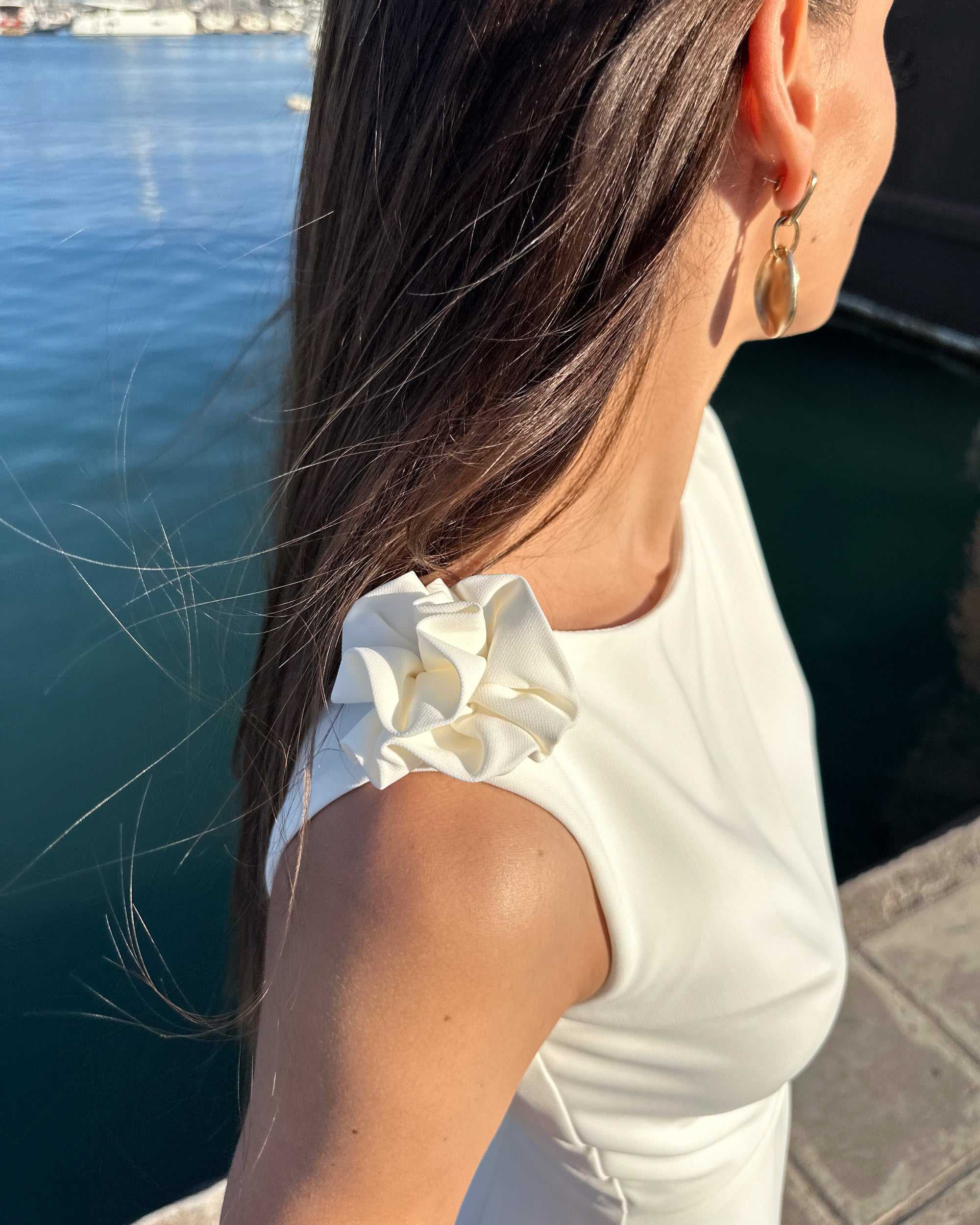 Rochie alba midi fără mâneci siluetă ajustată, design petrecut elegant