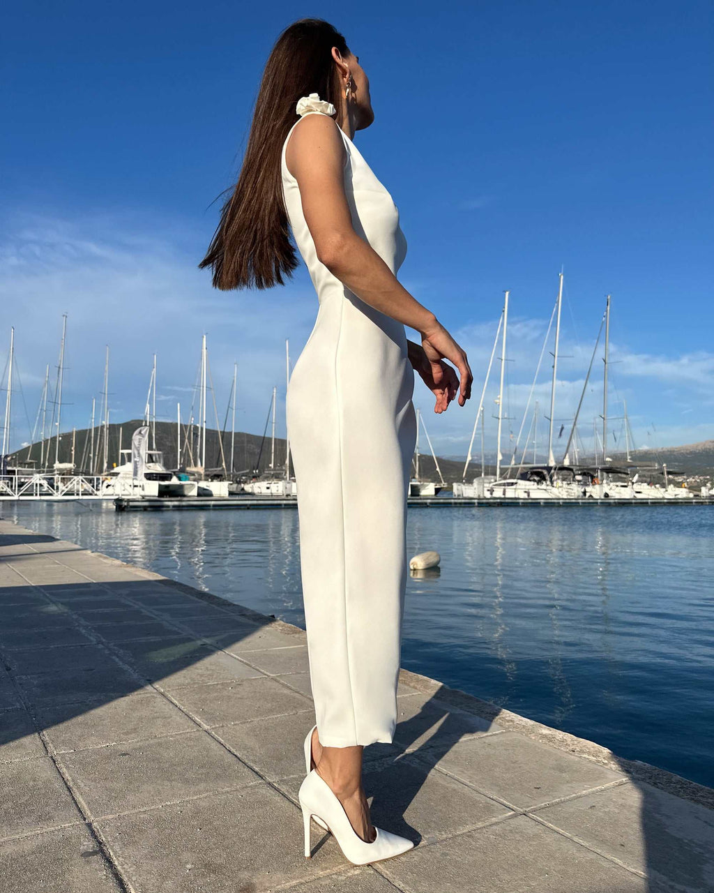 Rochie alba midi fără mâneci siluetă ajustată, design petrecut elegant