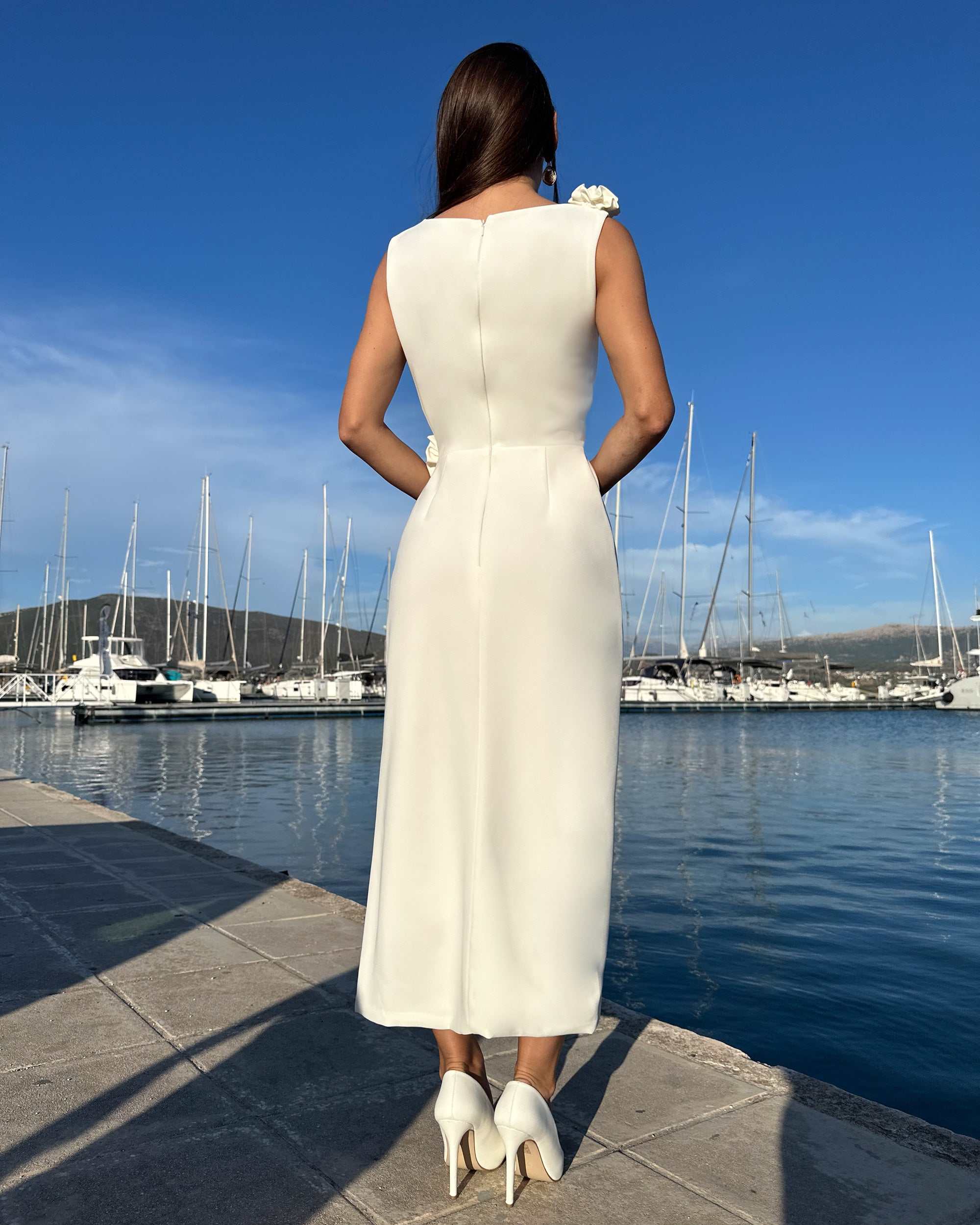Rochie alba midi fără mâneci siluetă ajustată, design petrecut elegant