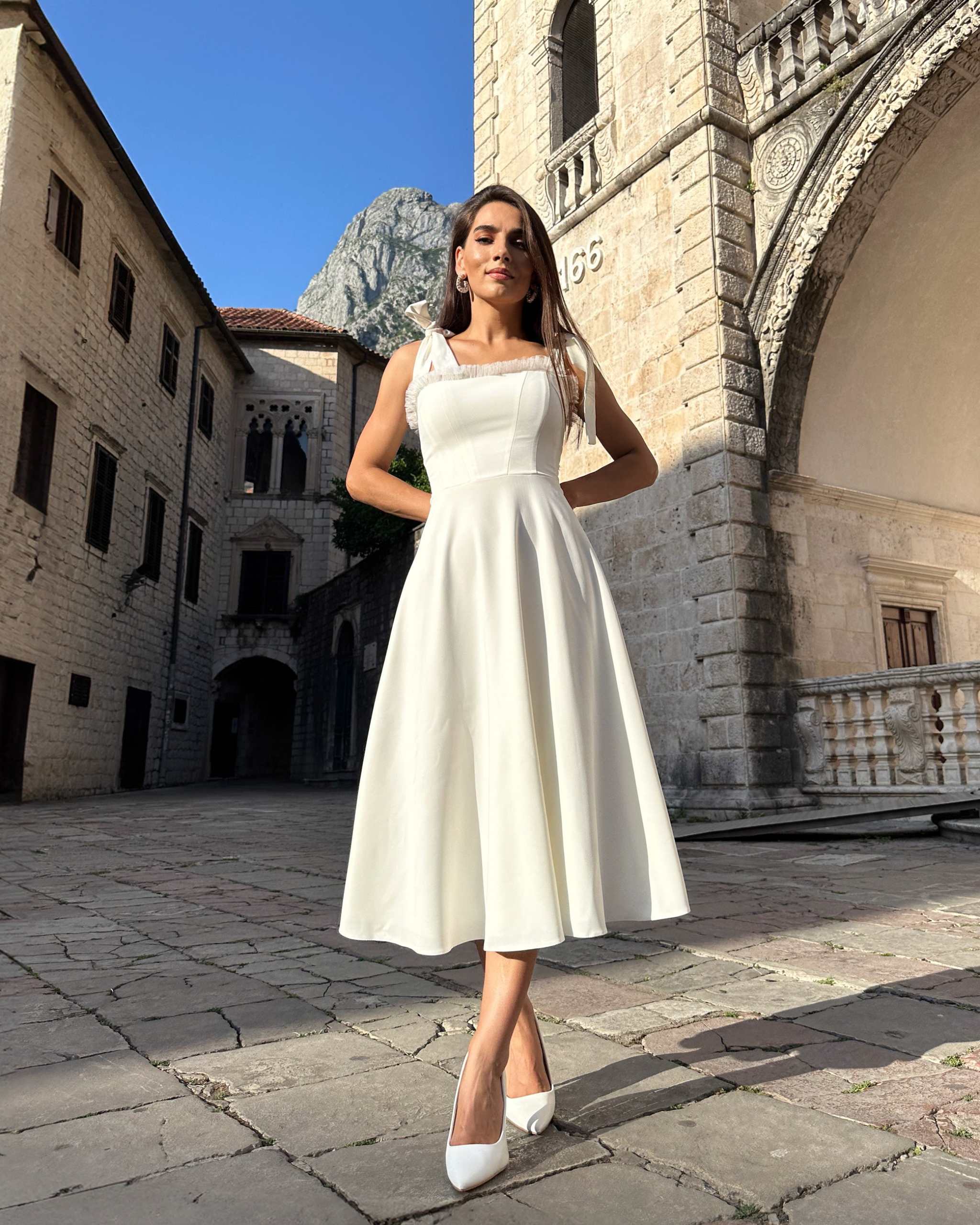 Rochie alba evazata midi cu corset pentru evenimente speciale Lariette
