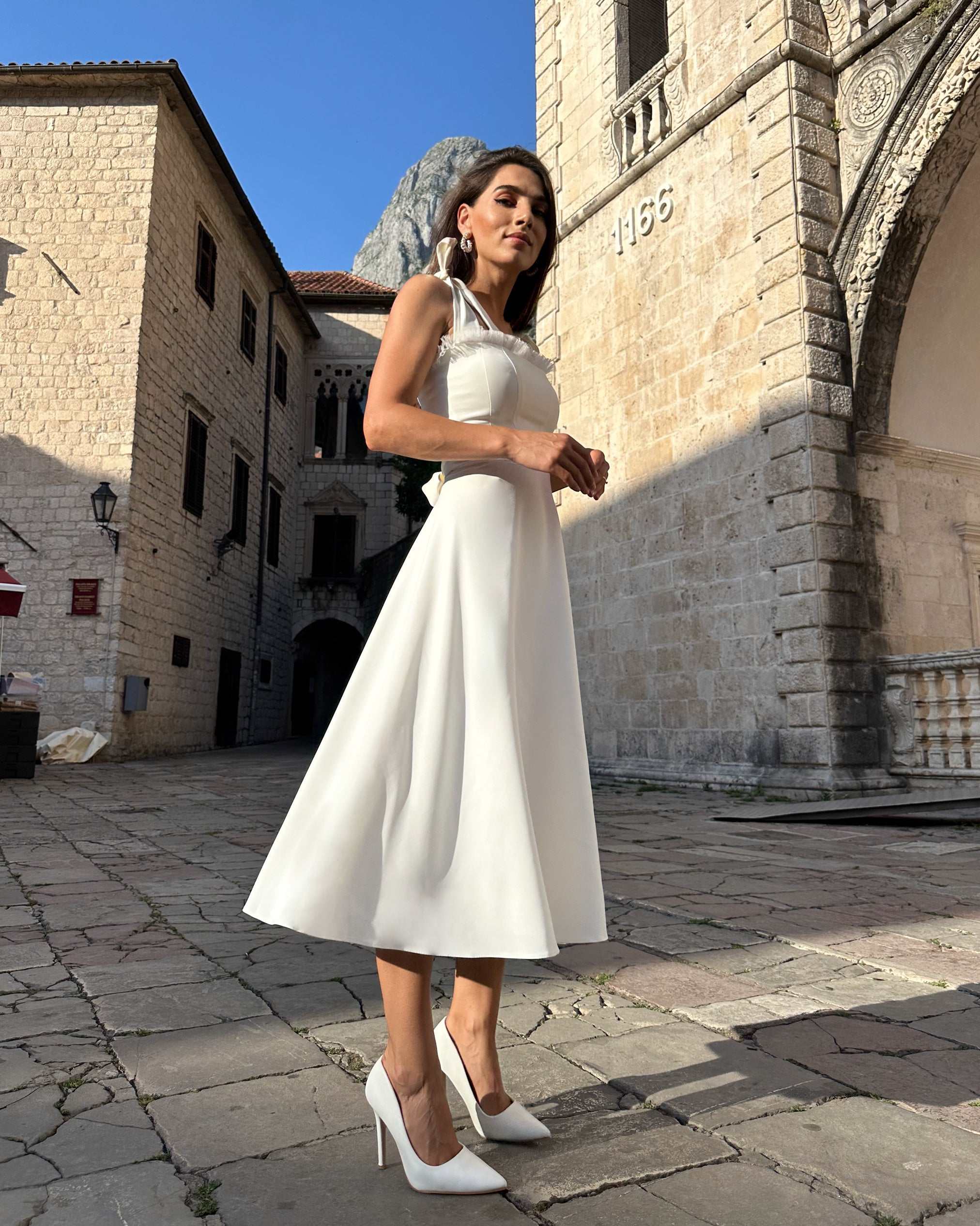 Rochie alba evazata midi cu corset pentru evenimente speciale Lariette