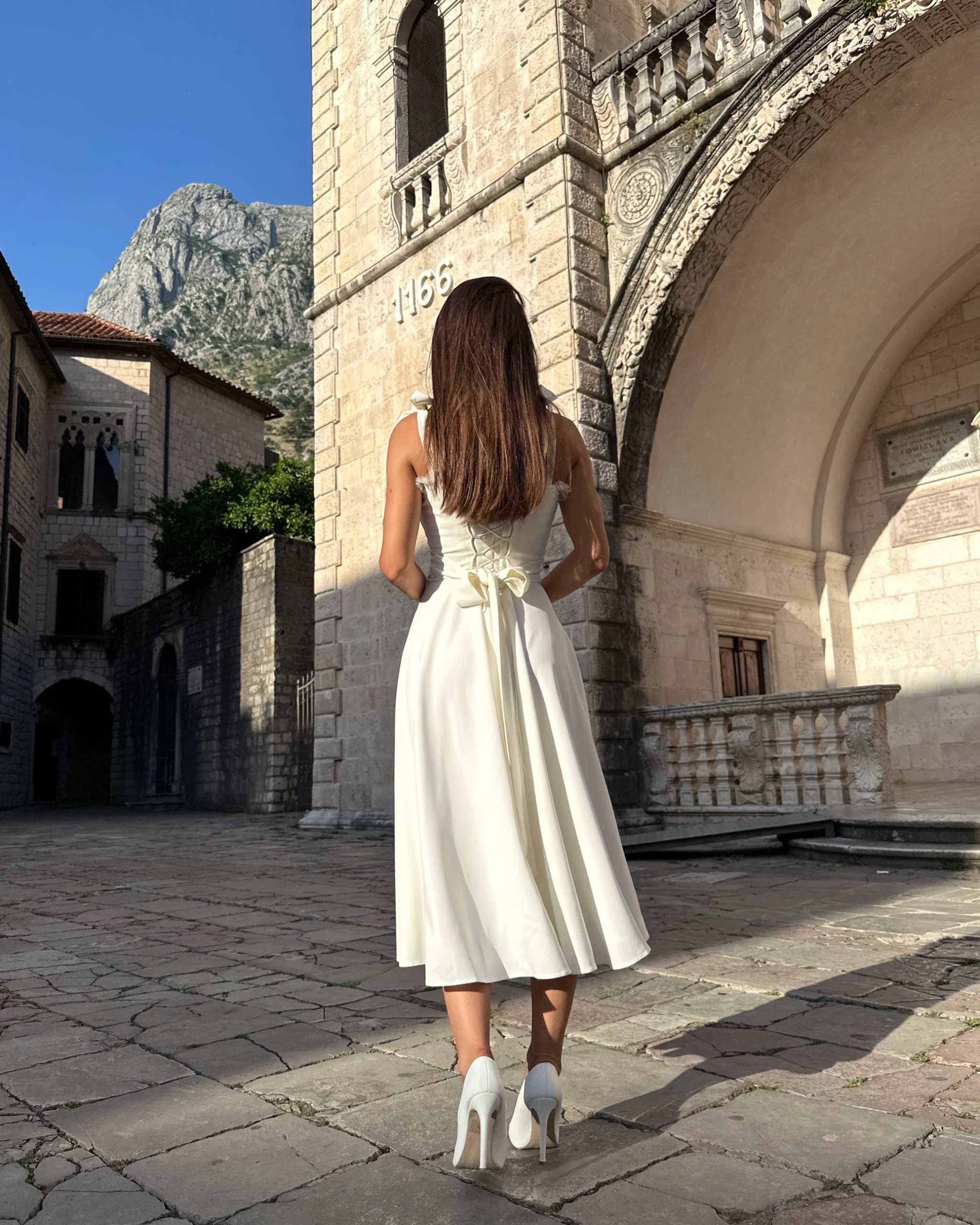 Rochie alba evazata midi cu corset pentru evenimente speciale Lariette