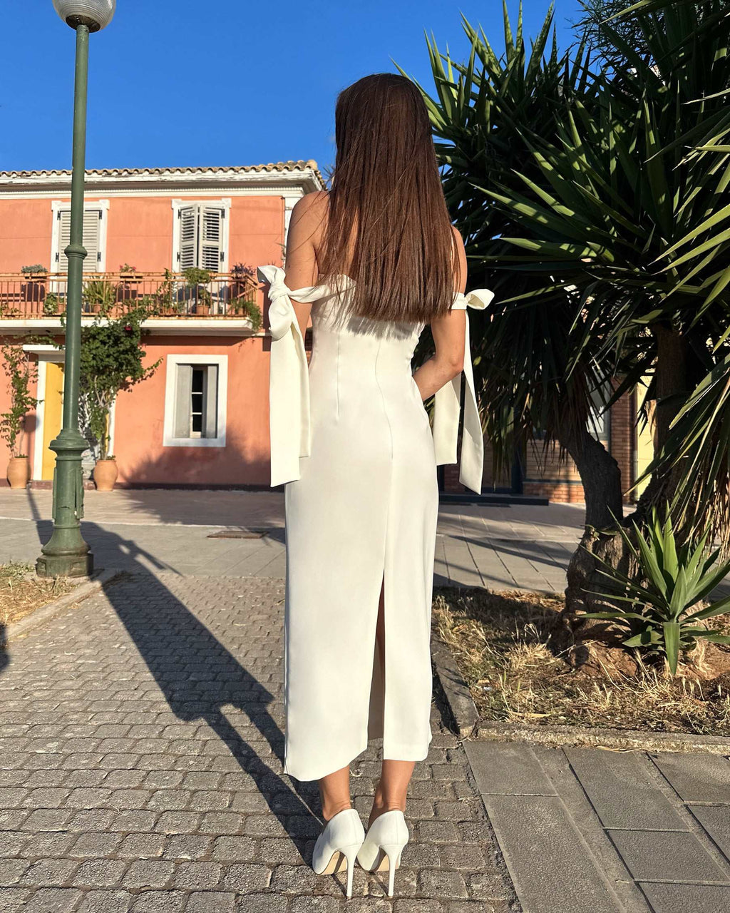 Rochie alba eleganta silueta ajusta cu slit pentru petreceri speciale