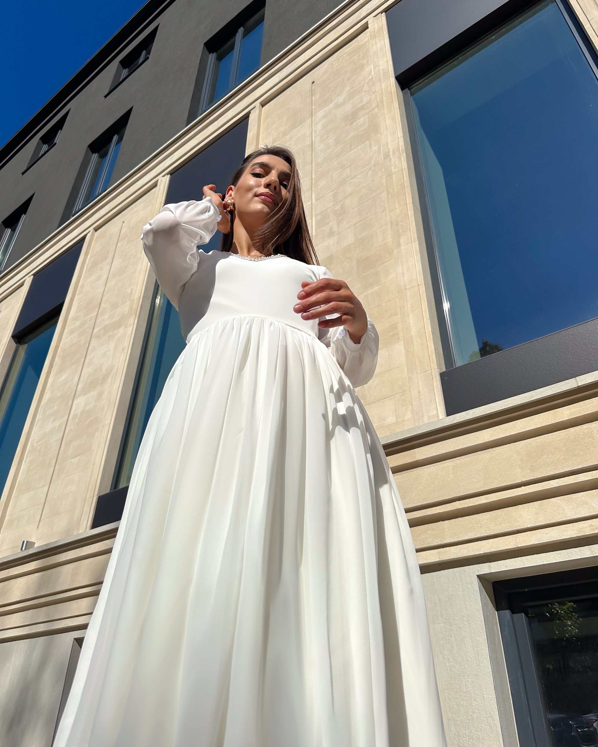 Rochie cununie civila alba din voal, mâneci lungi, decoletu V cu perle