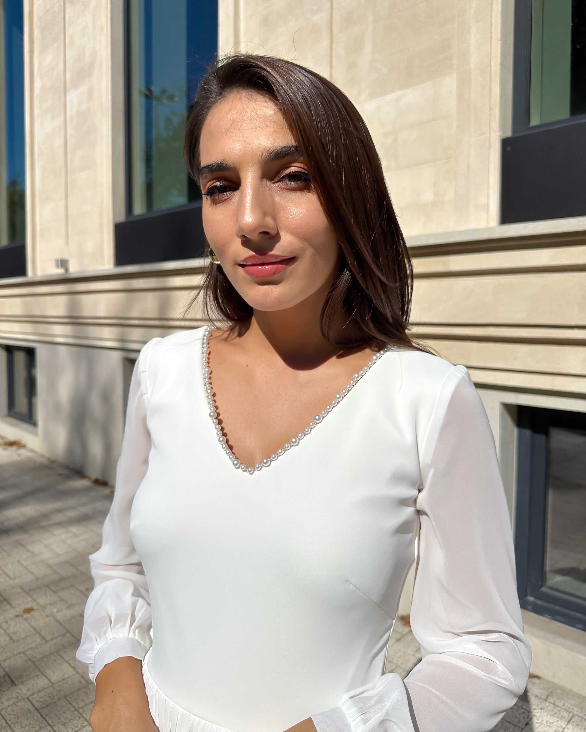 Rochie cununie civila alba din voal, mâneci lungi, decoletu V cu perle