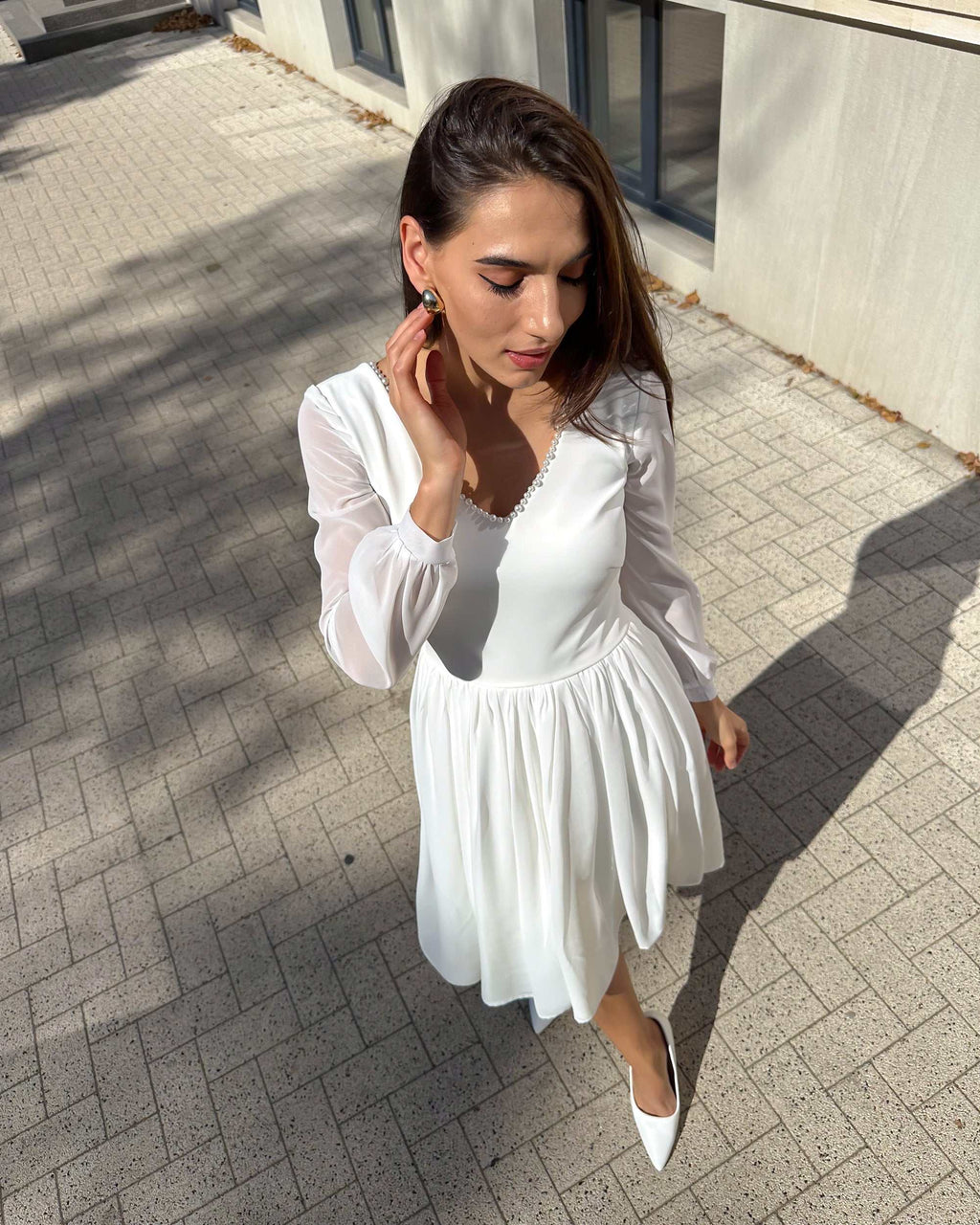 Rochie cununie civila alba din voal, mâneci lungi, decoletu V cu perle