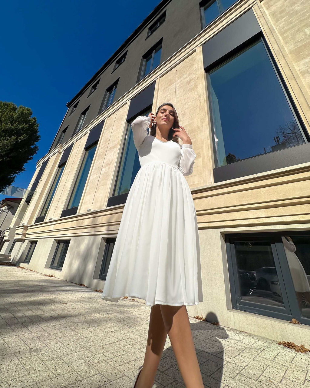 Rochie cununie civila alba din voal, mâneci lungi, decoletu V cu perle