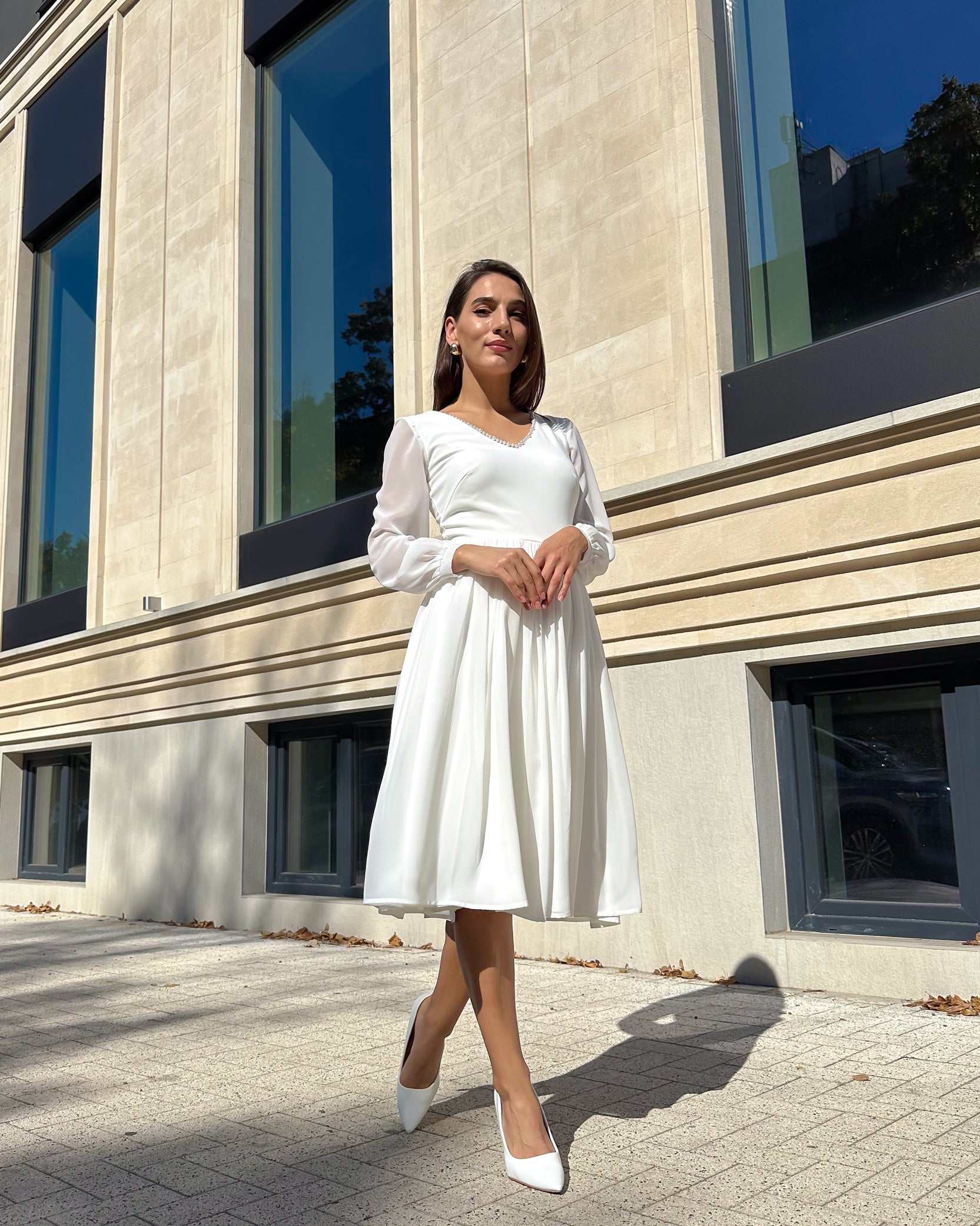 Rochie cununie civila alba din voal, mâneci lungi, decoletu V cu perle