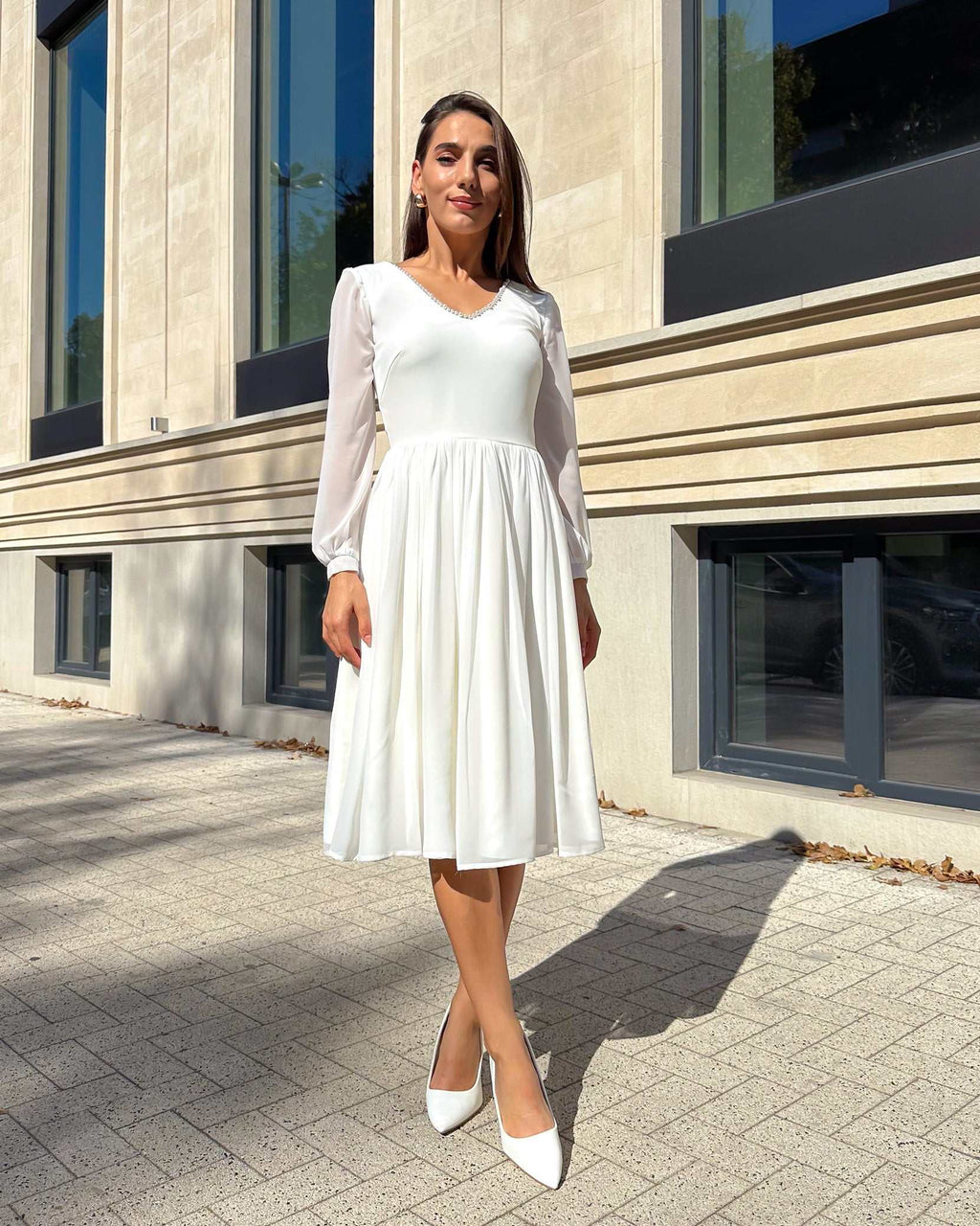 Rochie cununie civila alba din voal, mâneci lungi, decoletu V cu perle