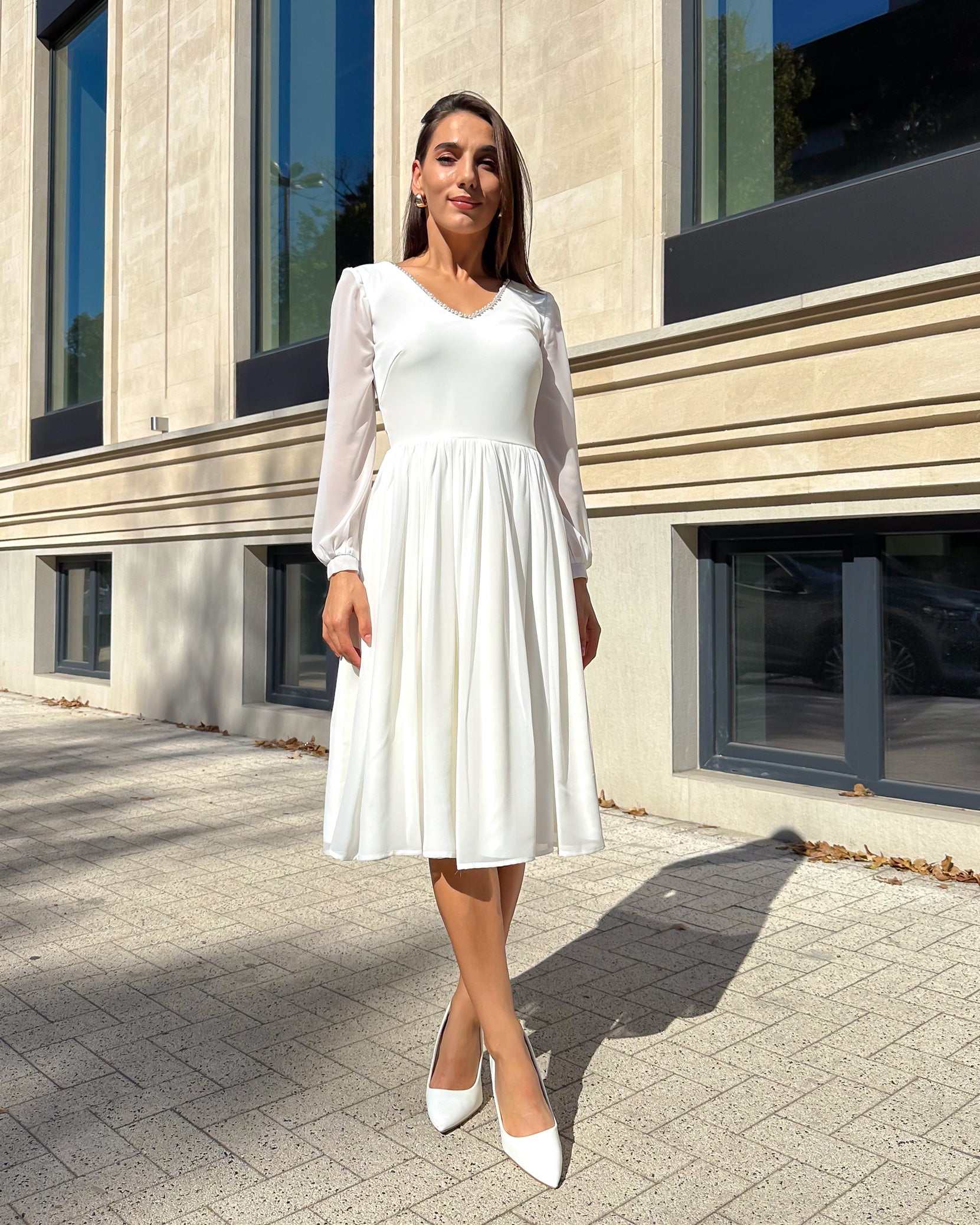 Rochie cununie civila alba din voal, mâneci lungi, decoletu V cu perle