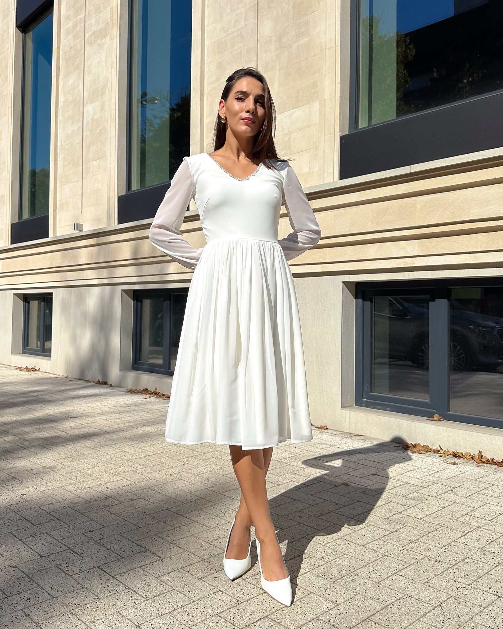 Rochie cununie civila alba din voal, mâneci lungi, decoletu V cu perle