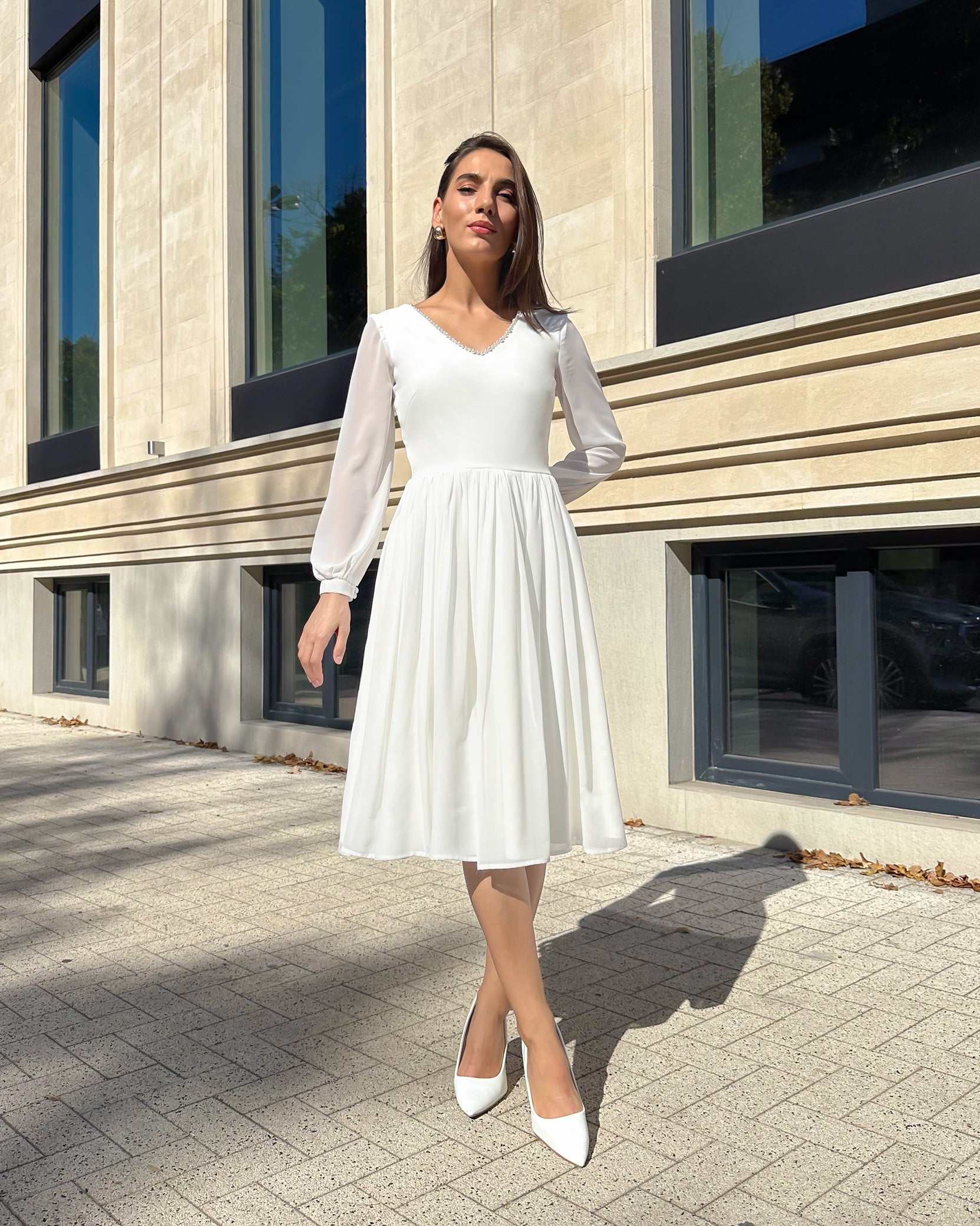 Rochie cununie civila alba din voal, mâneci lungi, decoletu V cu perle