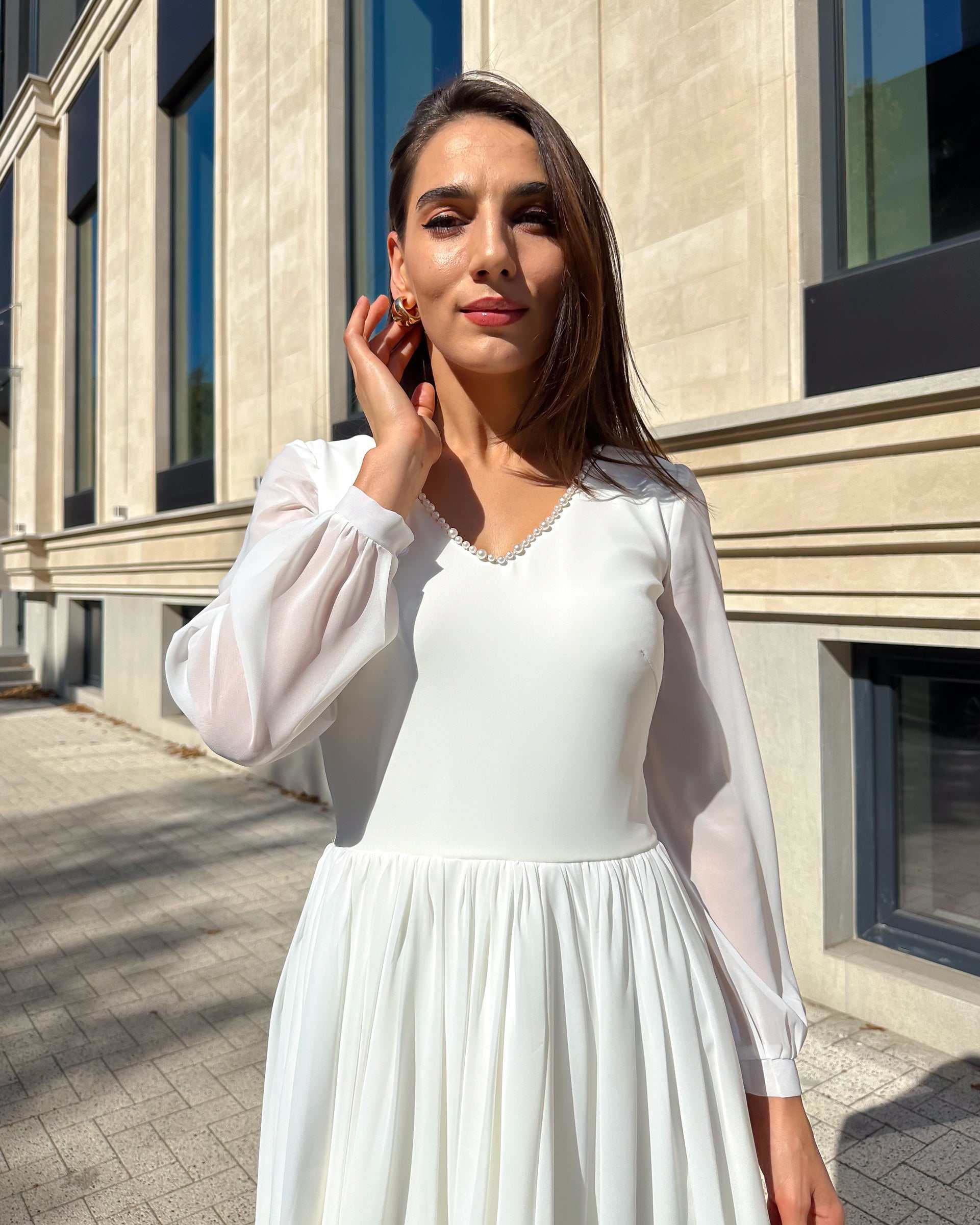 Rochie cununie civila alba din voal, mâneci lungi, decoletu V cu perle