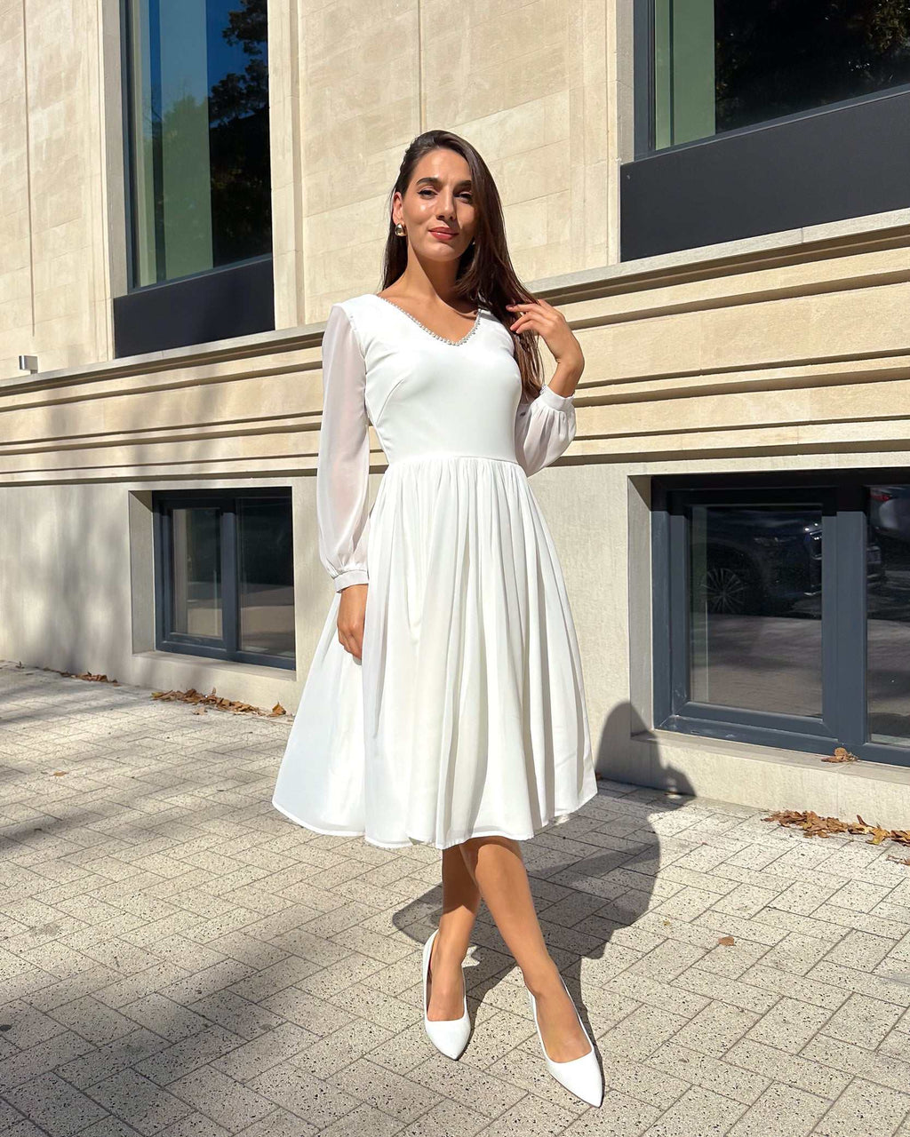 Rochie cununie civila alba din voal, mâneci lungi, decoletu V cu perle