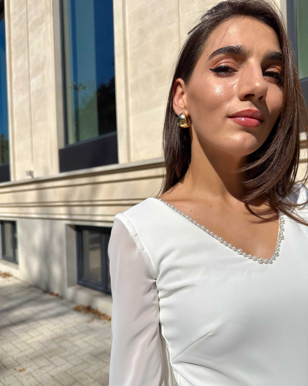 Rochie cununie civila alba din voal, mâneci lungi, decoletu V cu perle