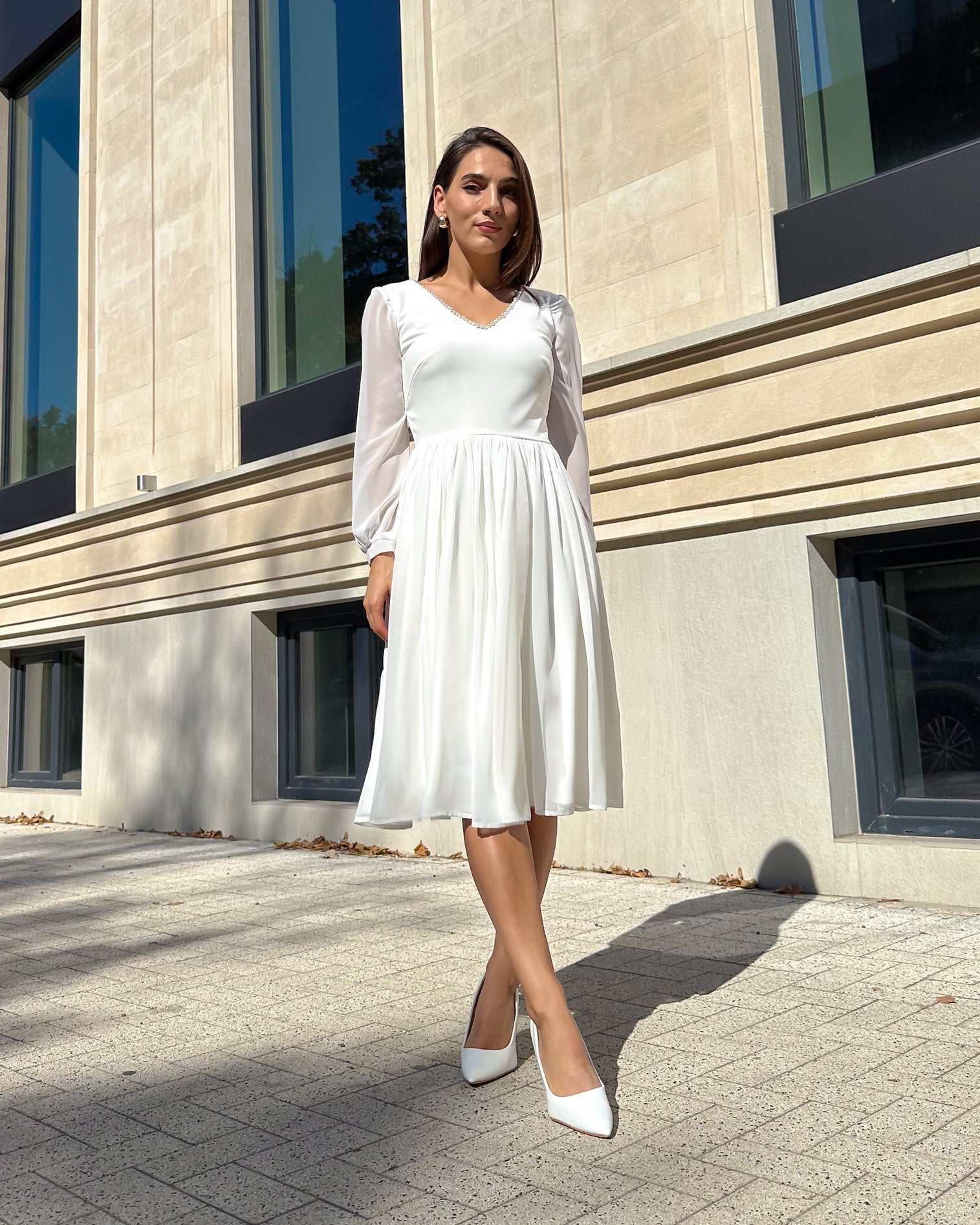 Rochie cununie civila alba din voal, mâneci lungi, decoletu V cu perle