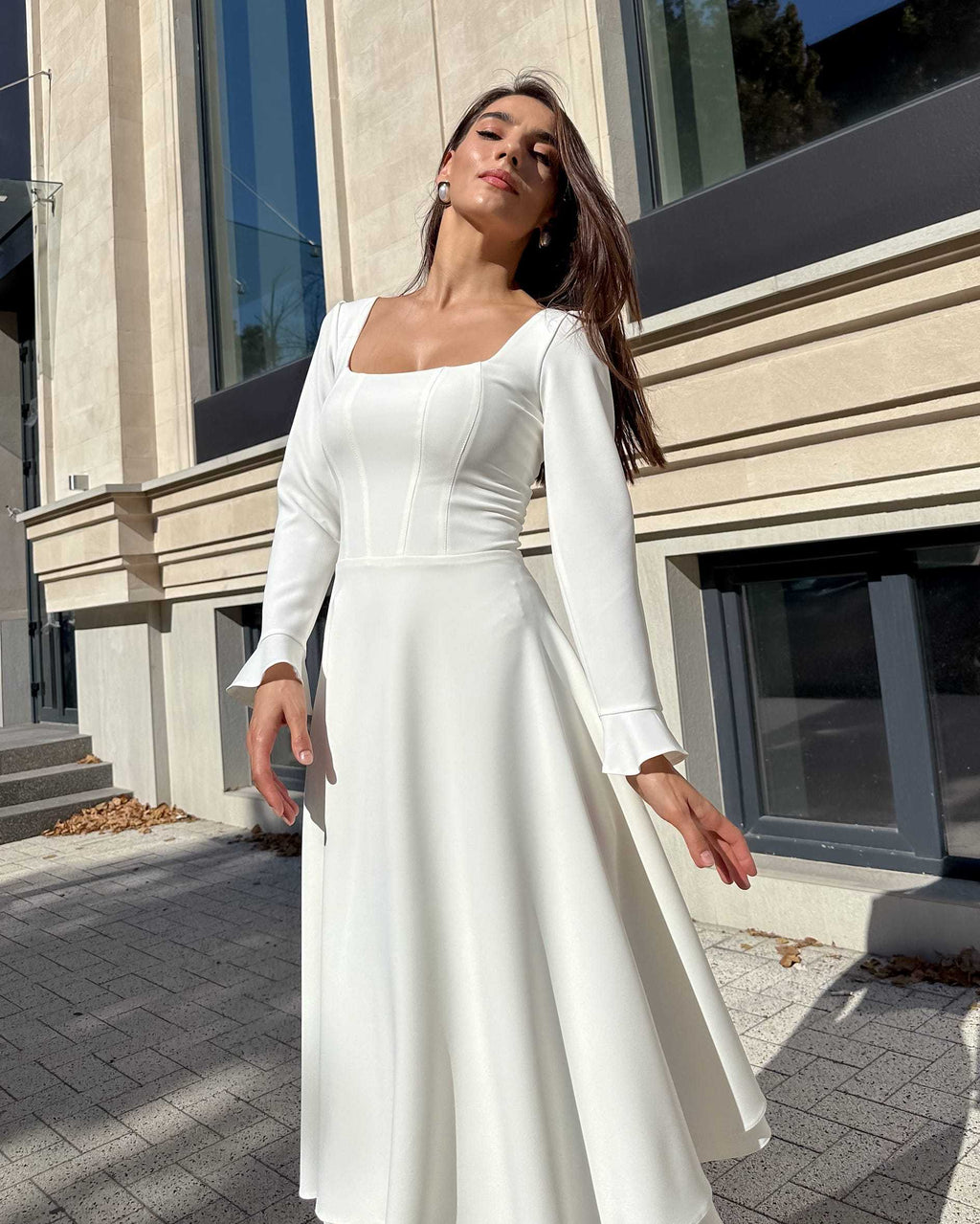 Rochie cununie civila deosebită, evazată, cu mâneci lungi și decolteu