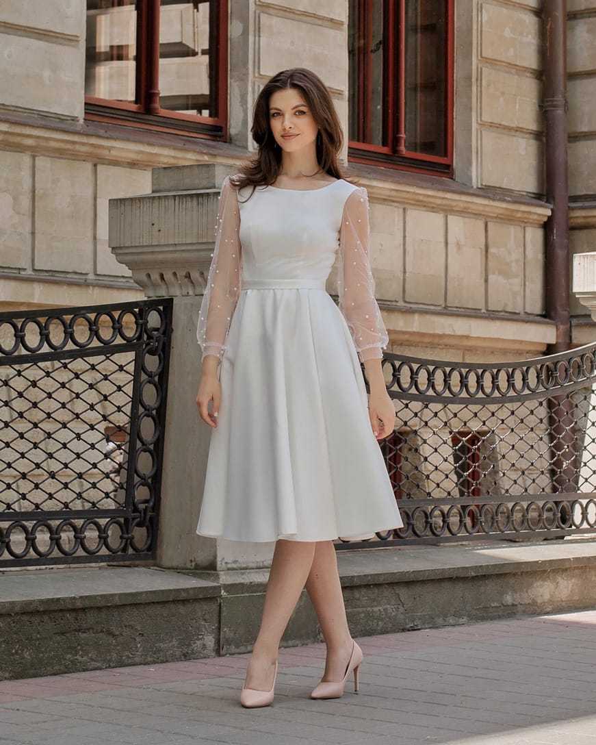 Rochie cununie civila alba midi din satin si mâneci decorate cu perle