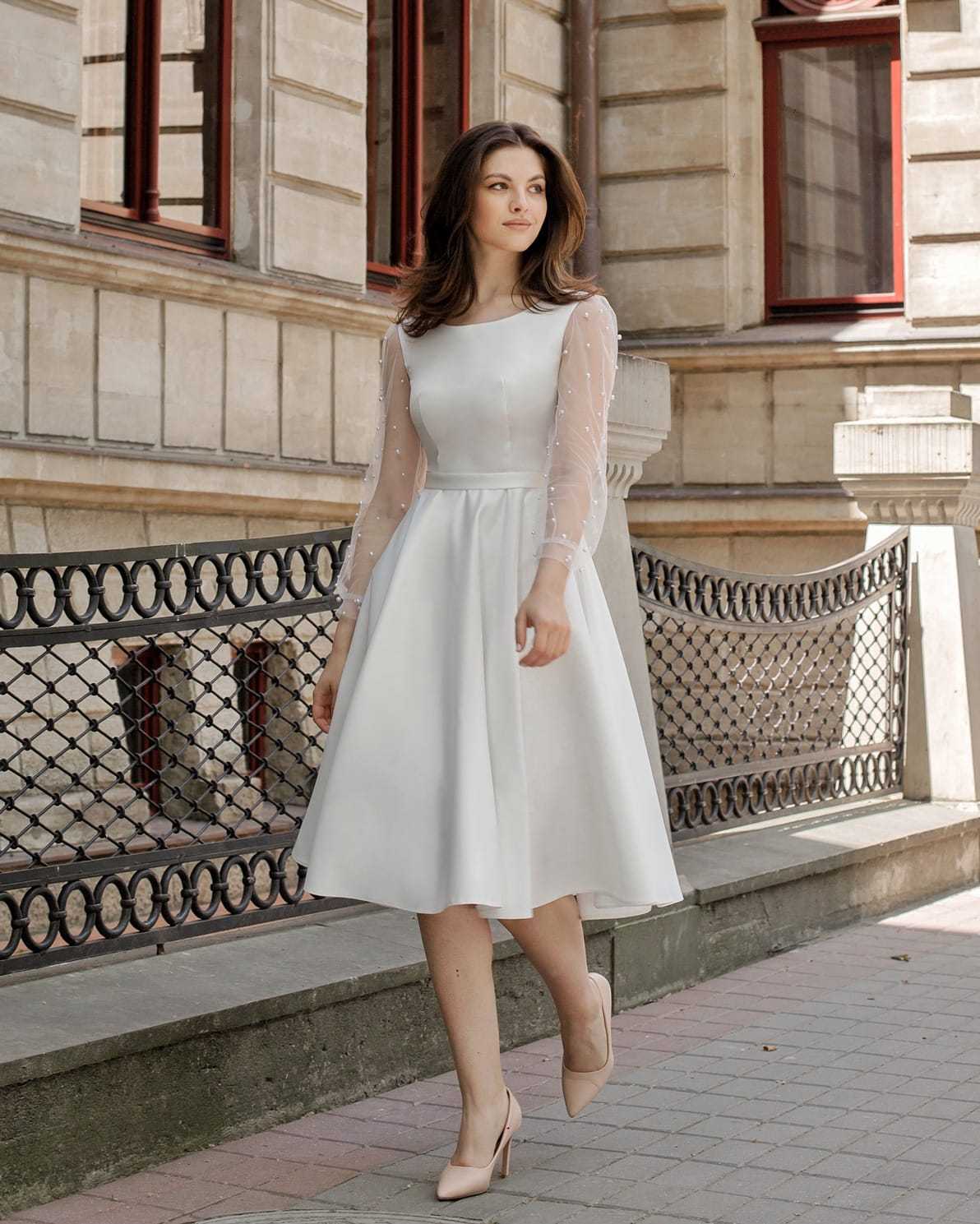 Rochie cununie civila alba midi din satin si mâneci decorate cu perle