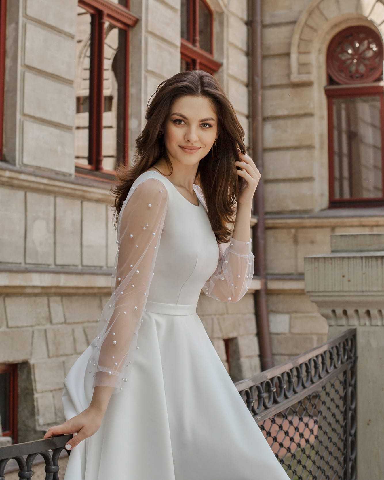 Rochie cununie civila alba midi din satin si mâneci decorate cu perle