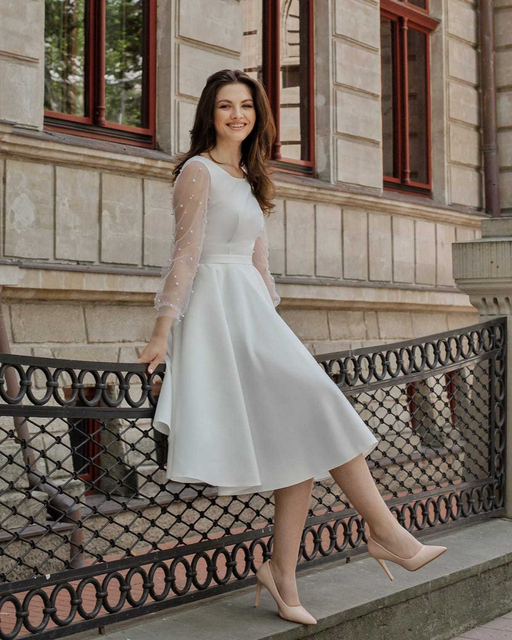 Rochie cununie civila alba midi din satin si mâneci decorate cu perle