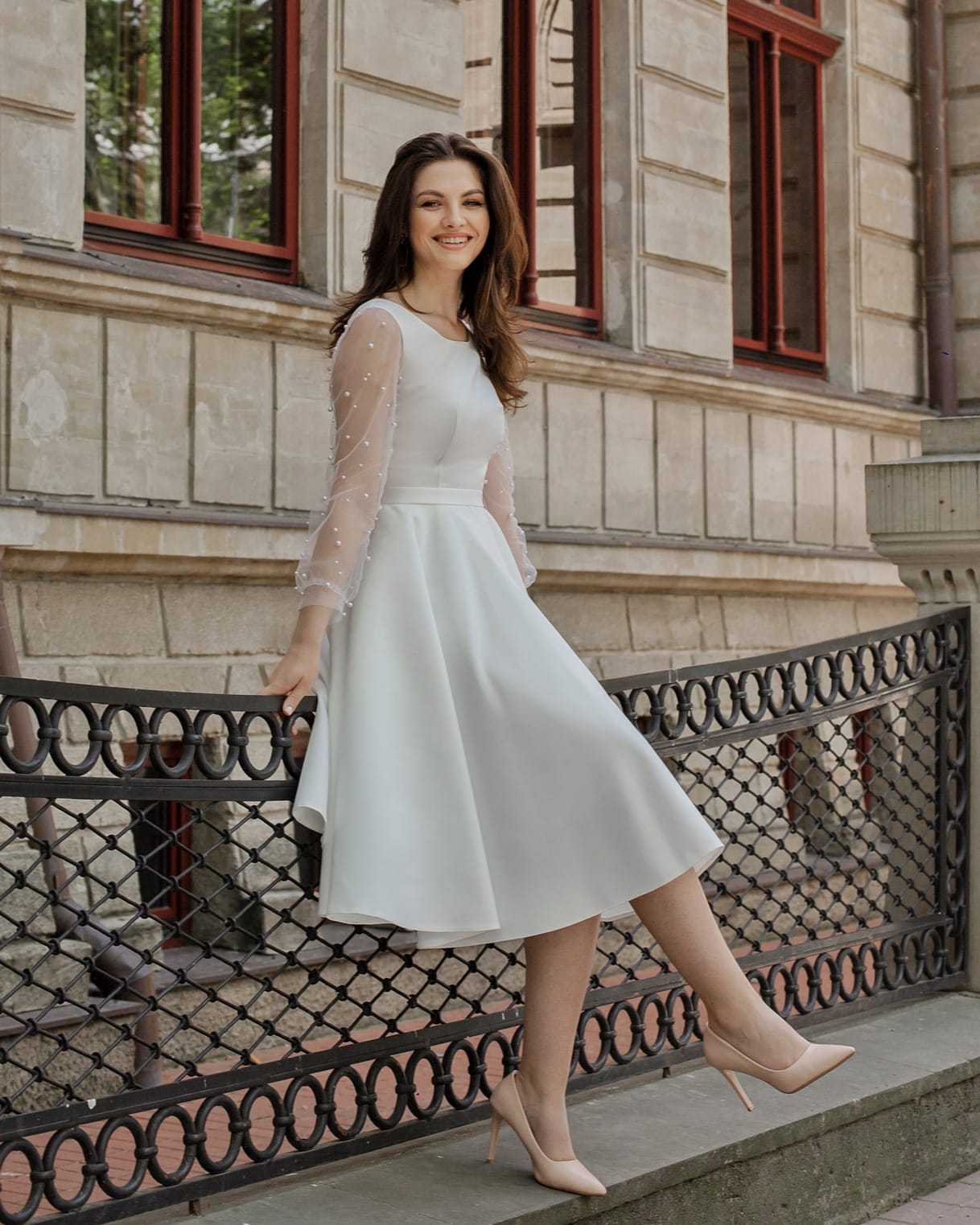 Rochie cununie civila alba midi din satin si mâneci decorate cu perle