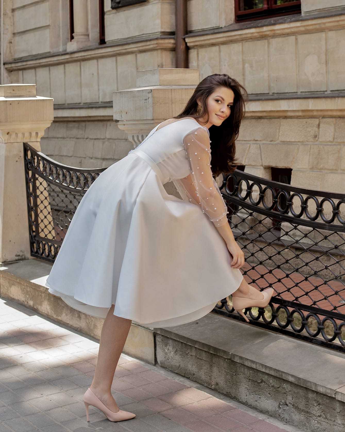 Rochie cununie civila alba midi din satin si mâneci decorate cu perle